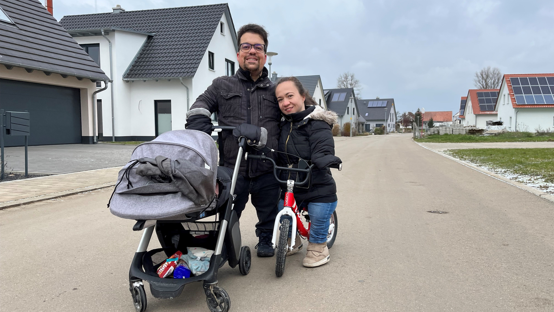Eine glückliche Familie: Ihr Kleinwuchs ist für Marlis und Gary nie ein Grund gewesen, sich eine Elternschaft nicht zuzutrauen.
© ZDF/Marie Koytek Eine glückliche Familie: Ihr Kleinwuchs ist für Marlis und Gary nie ein Grund gewesen, sich eine Elternschaft nicht zuzutrauen.
© ZDF/Marie Koytek