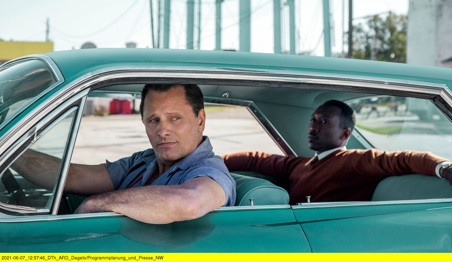 Der gefeierte Pianist Dr. Donald Shirley (Mahershala Ali, re.) engagiert den Nachtklub-Türsteher Tony "Lip" Vallelonga (Viggo Mortensen, li.) als Chauffeur für seine Tournee durch die Südstaaten.
© ZDF/ARD Degeto/Universal Studios and storyteller Distr. Co., LLC. all Rights Reserved Der gefeierte Pianist Dr. Donald Shirley (Mahershala Ali, re.) engagiert den Nachtklub-Türsteher Tony "Lip" Vallelonga (Viggo Mortensen, li.) als Chauffeur für seine Tournee durch die Südstaaten.
© ZDF/ARD Degeto/Universal Studios and storyteller Distr. Co., LLC. all Rights Reserved
