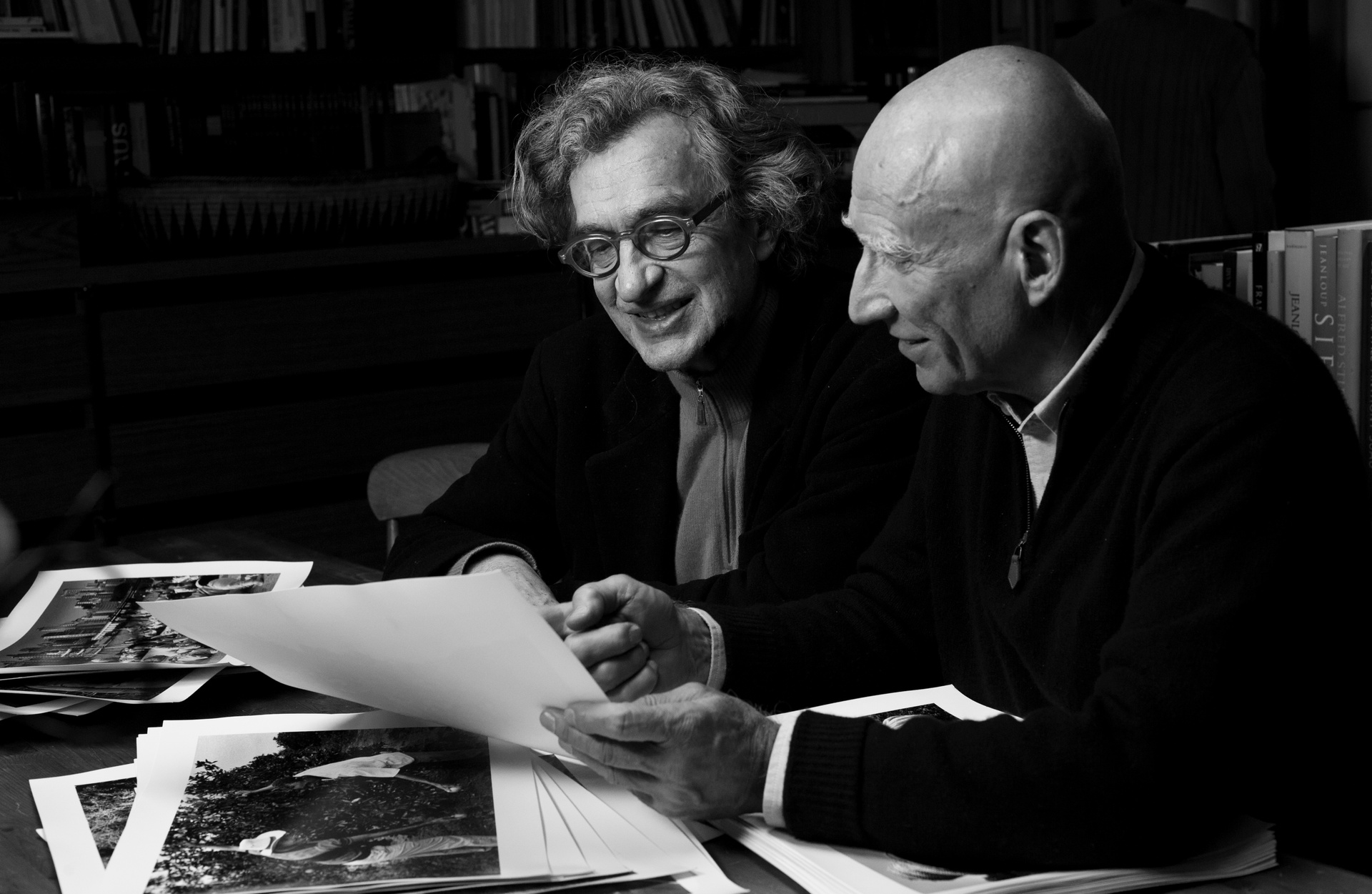 Zwei Film-Künstler im Gespräch: Wim Wenders mit dem brasilianischen Fotografen Sebastião Salgado.
Copyright: ZDF/2014 Decia Films - Amazonas Images Zwei Film-Künstler im Gespräch: Wim Wenders mit dem brasilianischen Fotografen Sebastião Salgado.
Copyright: ZDF/2014 Decia Films - Amazonas Images