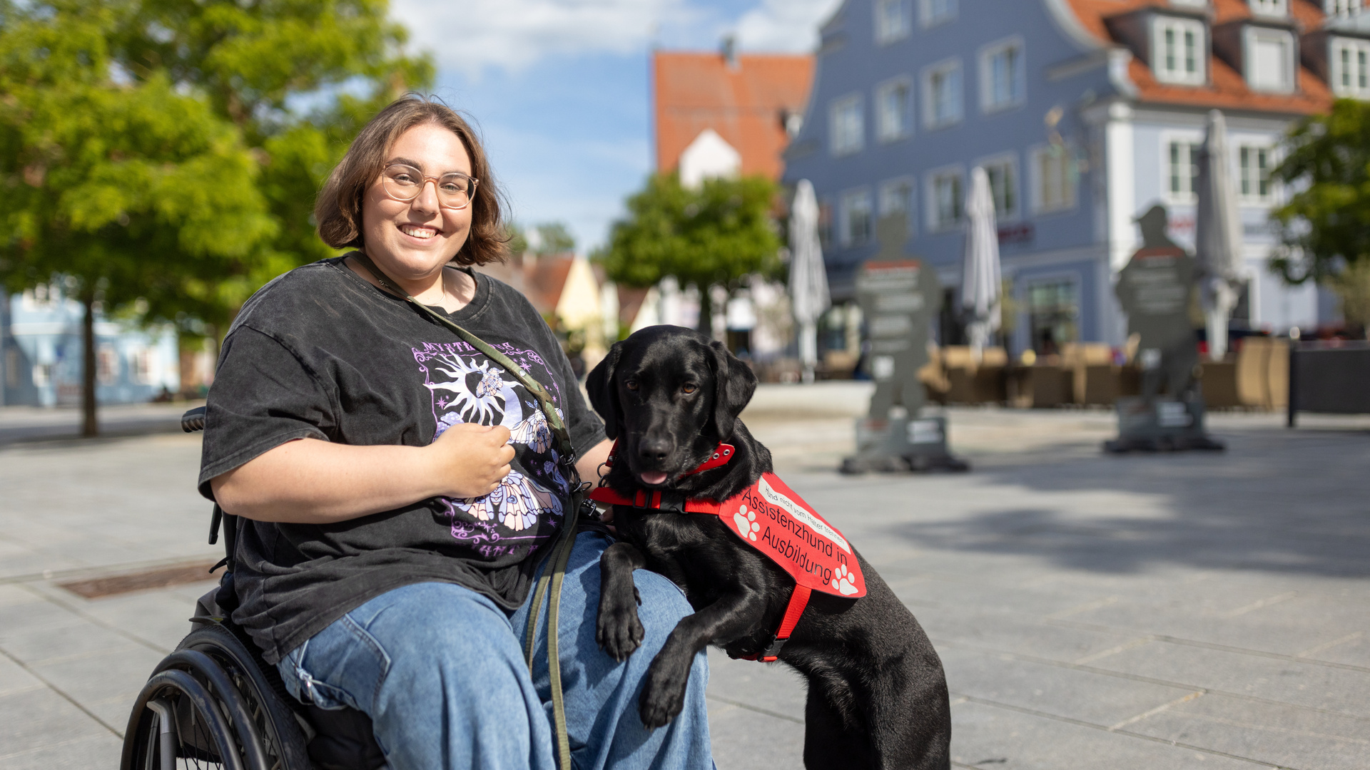 Als Assistenzhund für psychosoziale Beeinträchtigungen (PBS) kann Dori Panikattacken frühzeitig erkennen © ZDF und Martin Langner. Als Assistenzhund für psychosoziale Beeinträchtigungen (PBS) kann Dori Panikattacken frühzeitig erkennen © ZDF und Martin Langner.