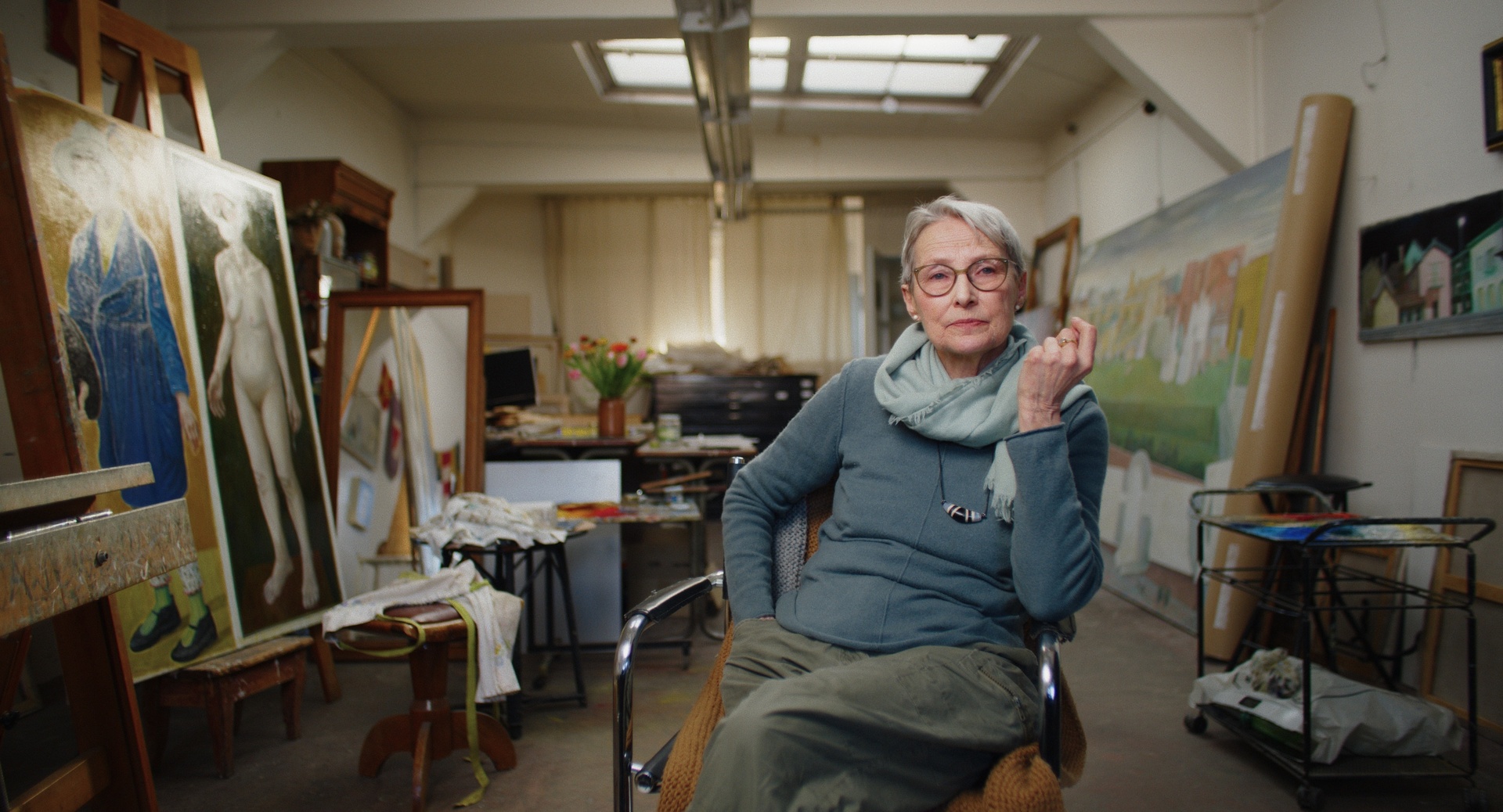 Protagonistin Doris Ziegler beschäftigt sich in ihrer Kunst unter anderem mit der Darstellung der friedlichen Revolution 1989 und der Wendezeit/
© ZDF und Anne Misselwitz.