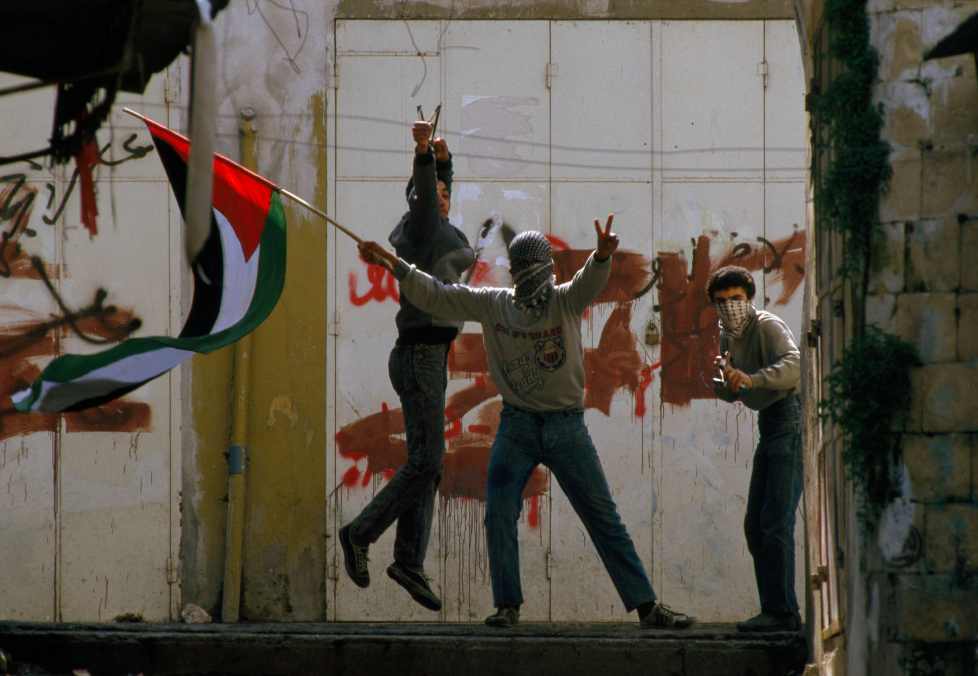 1987 entlädt sich der palästinensische Widerstand in der Ersten Intifada: Steine gegen Gewehre, Jugendliche gegen Soldaten – ein Aufstand gegen Besatzung und Hoffnungslosigkeit. / © ZDF/Patrick Robert/Sygma 1987 entlädt sich der palästinensische Widerstand in der Ersten Intifada: Steine gegen Gewehre, Jugendliche gegen Soldaten – ein Aufstand gegen Besatzung und Hoffnungslosigkeit. / © ZDF/Patrick Robert/Sygma