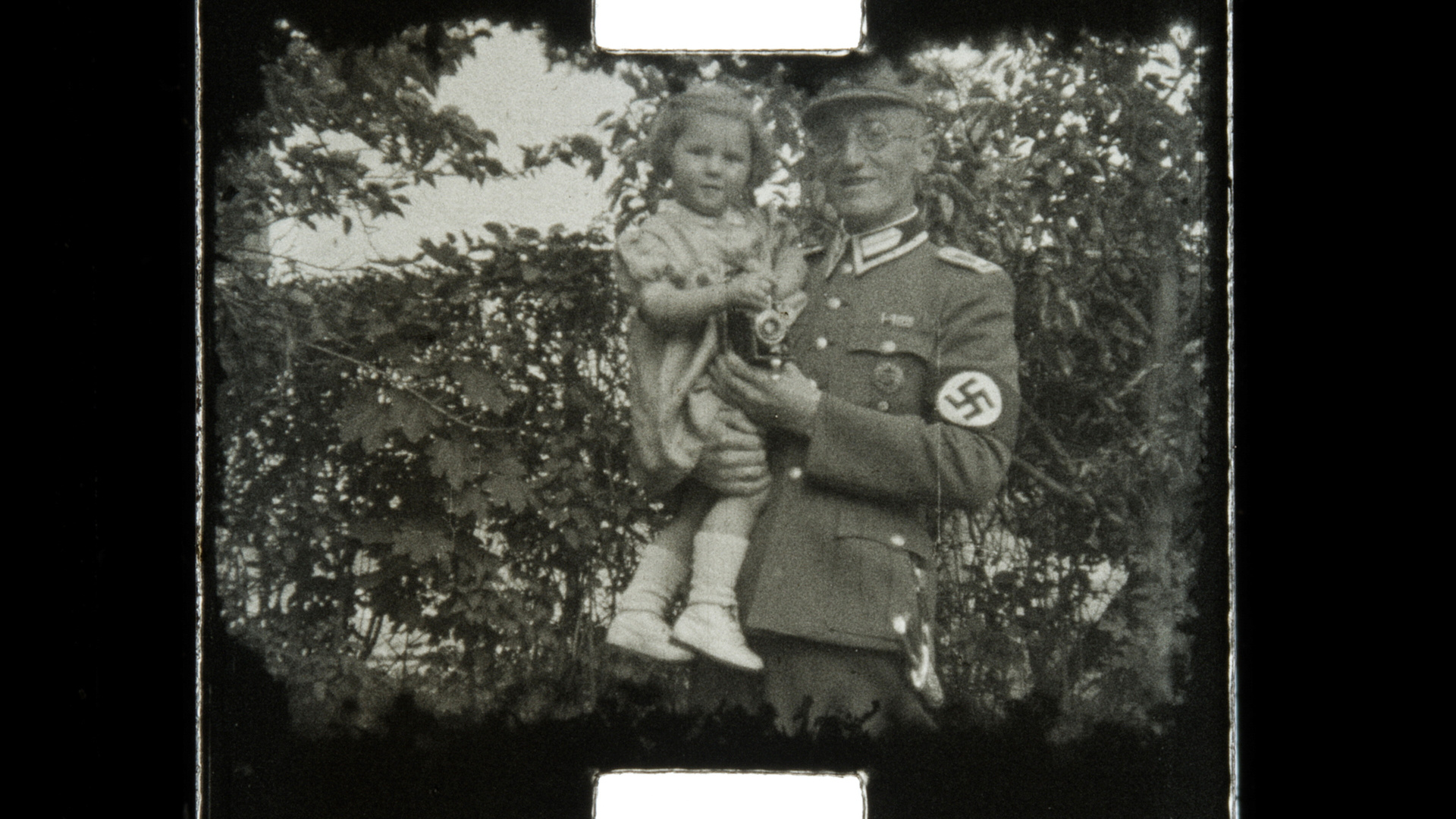 9,5mm Material von Otto P. - Der Amateurfilmer in Uniform mit Tochter. / © ZDF und ORF/Hengster Filmproduktion e.U. 9,5mm Material von Otto P. - Der Amateurfilmer in Uniform mit Tochter. / © ZDF und ORF/Hengster Filmproduktion e.U.