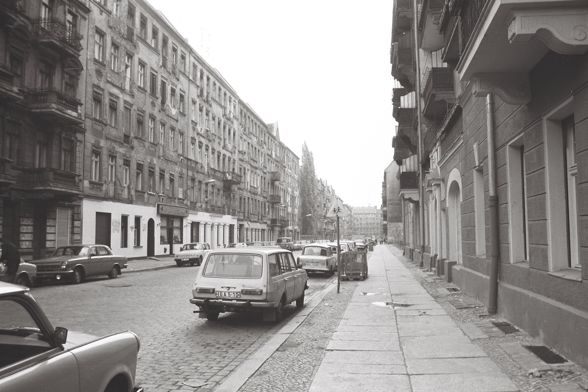 Die letzten Tage der ehemaligen DDR. Der Verkehr ruht, der Osten liegt still da: eine Welt grau in grau, wo nicht nur den Häusern und Automobilen anzumerken ist, dass sie in die Jahre gekommen sind./© ZDF/Andreas Goldstein Die letzten Tage der ehemaligen DDR. Der Verkehr ruht, der Osten liegt still da: eine Welt grau in grau, wo nicht nur den Häusern und Automobilen anzumerken ist, dass sie in die Jahre gekommen sind./© ZDF/Andreas Goldstein