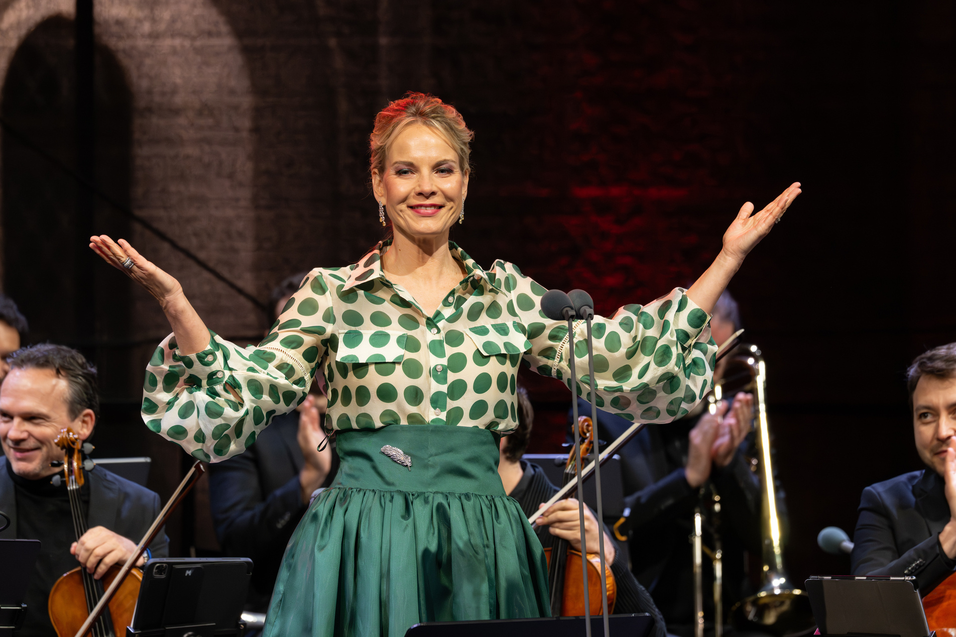 Die Mezzosopranistin Elīna Garanča begleitet von dem Kammermusik-Ensemble CHAARTS bei den Neuschwanstein Konzerten / © ZDF/Kinescope / Markus Hertrich Die Mezzosopranistin Elīna Garanča begleitet von dem Kammermusik-Ensemble CHAARTS bei den Neuschwanstein Konzerten / © ZDF/Kinescope / Markus Hertrich
