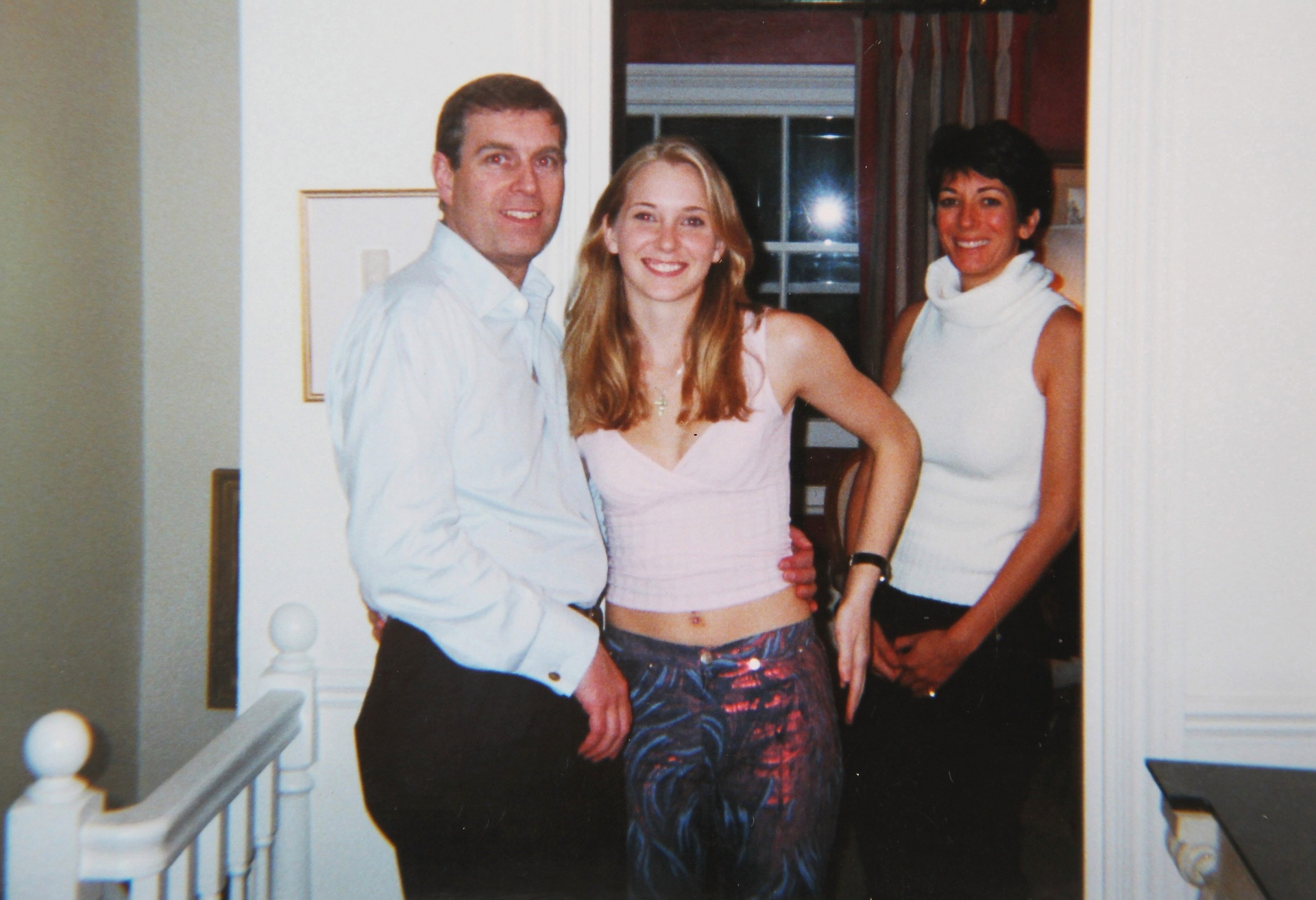 Dieses Foto wird zum größten Skandal des britischen Königshauses: Prinz Andrew legt den Arm um die 17-jährige Virginia Giuffre. / © ZDF und picture alliance / Captital Pictures