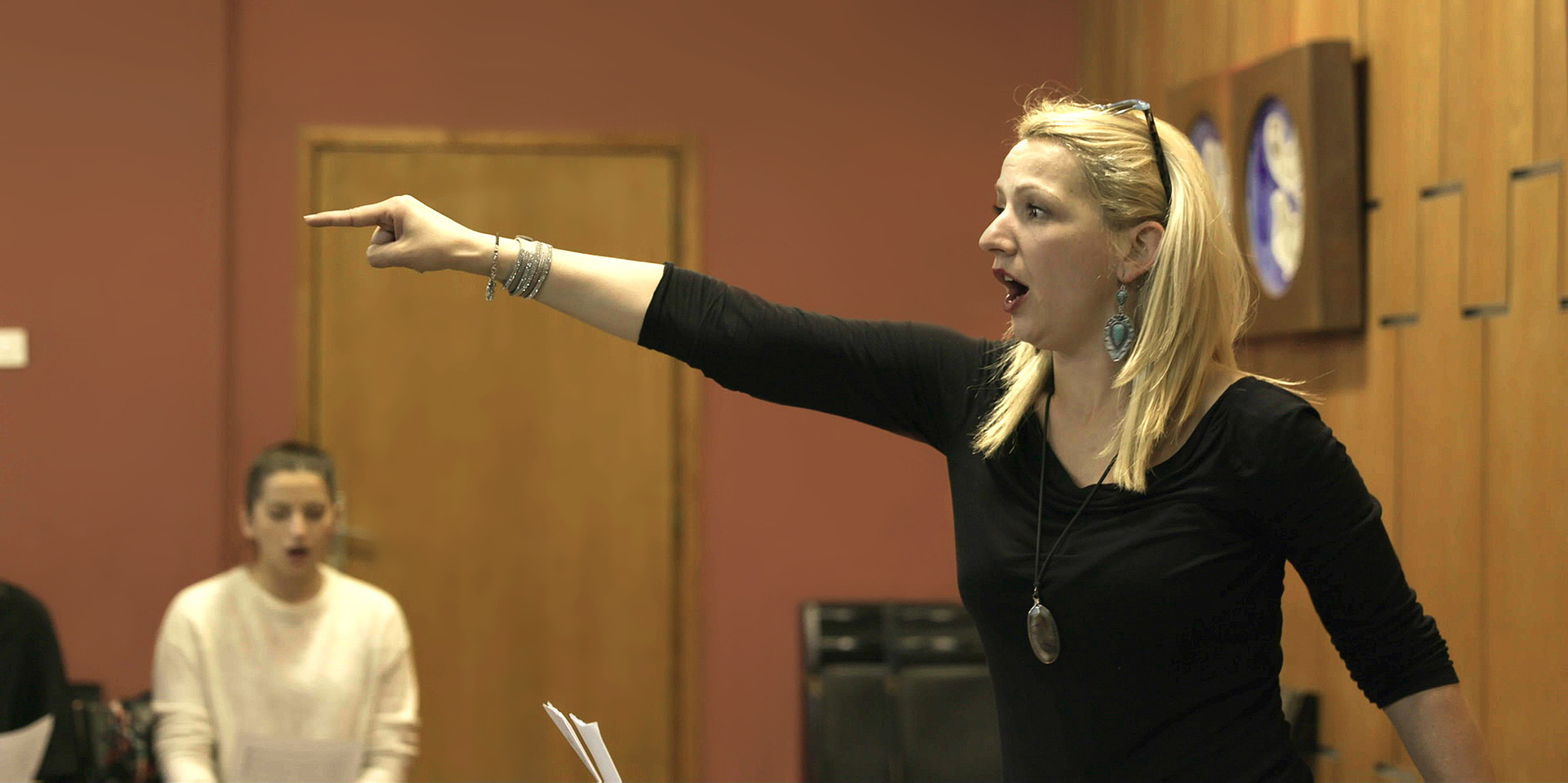 Alma Ganz, Dirigentin des Pontanima Chores, Sarajevo, bei einer Probe. / © ZDF und Marcus Winterbauer