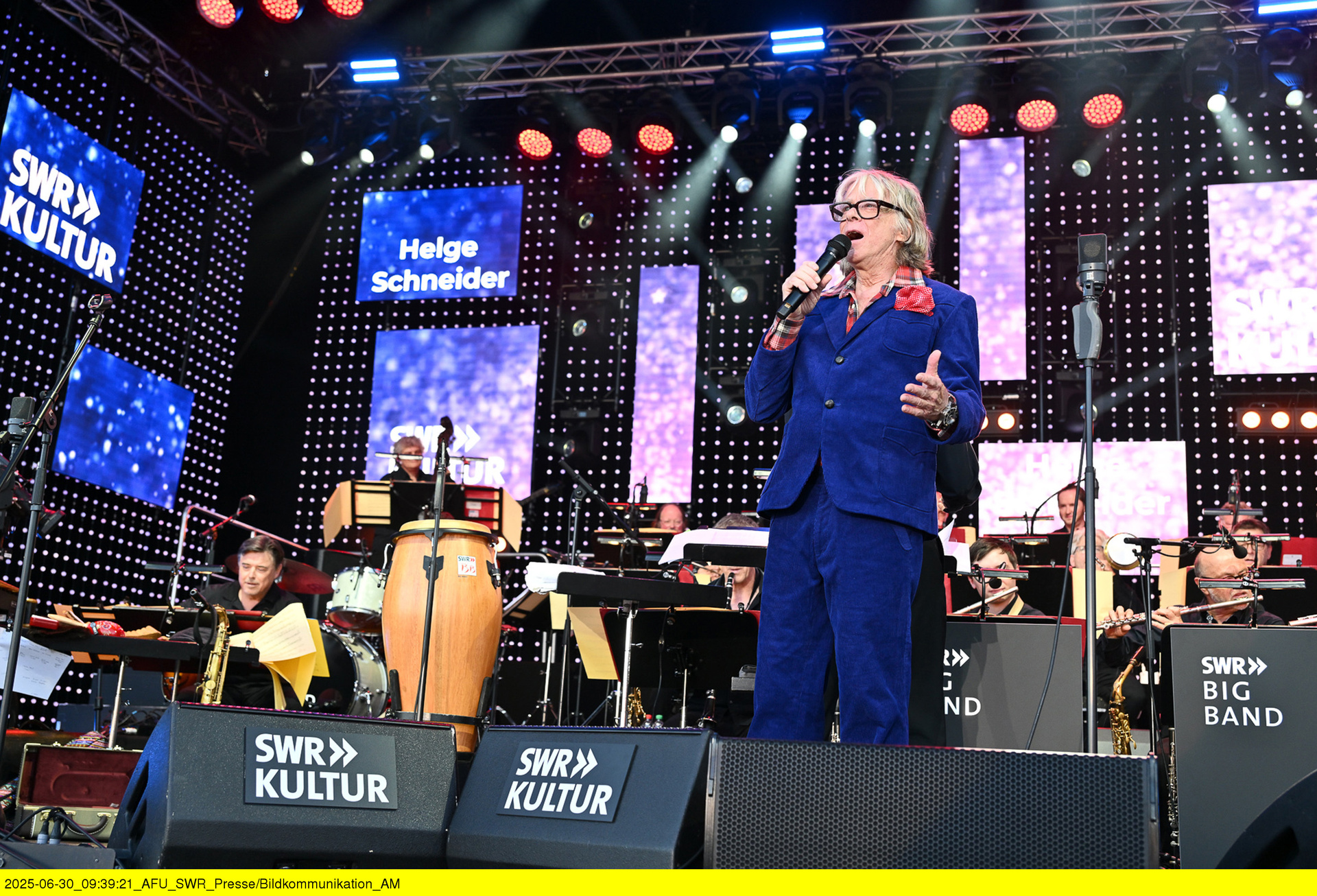 "Helge Schneider und die SWR Big Band": Helge Schneider trat beim SWR Sommerfestival in Speyer zum ersten Mal mit der SWR Big Band auf.
© ZDF und SWR Jörg Puchmüller. "Helge Schneider und die SWR Big Band": Helge Schneider trat beim SWR Sommerfestival in Speyer zum ersten Mal mit der SWR Big Band auf.
© ZDF und SWR Jörg Puchmüller.