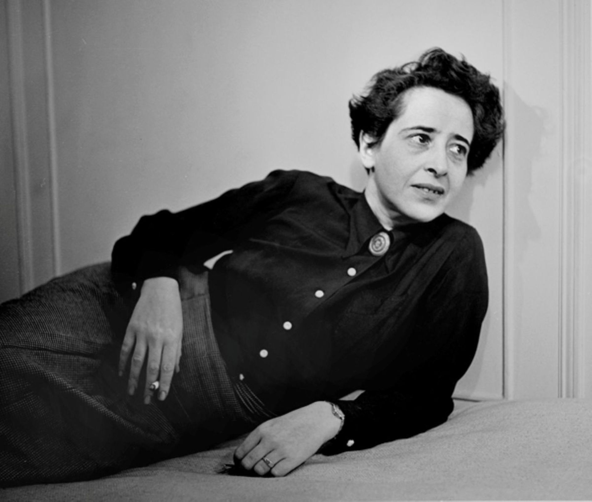 Hannah Arendt lässt sich von Mehrheitsmeinungen nicht einschüchtern. Mit ihren scharfsinnigen Analysen eckt sie immer wieder an und spricht aus, worüber andere schweigen.
© ZDF und Fred Stein Archive. Hannah Arendt lässt sich von Mehrheitsmeinungen nicht einschüchtern. Mit ihren scharfsinnigen Analysen eckt sie immer wieder an und spricht aus, worüber andere schweigen.
© ZDF und Fred Stein Archive.