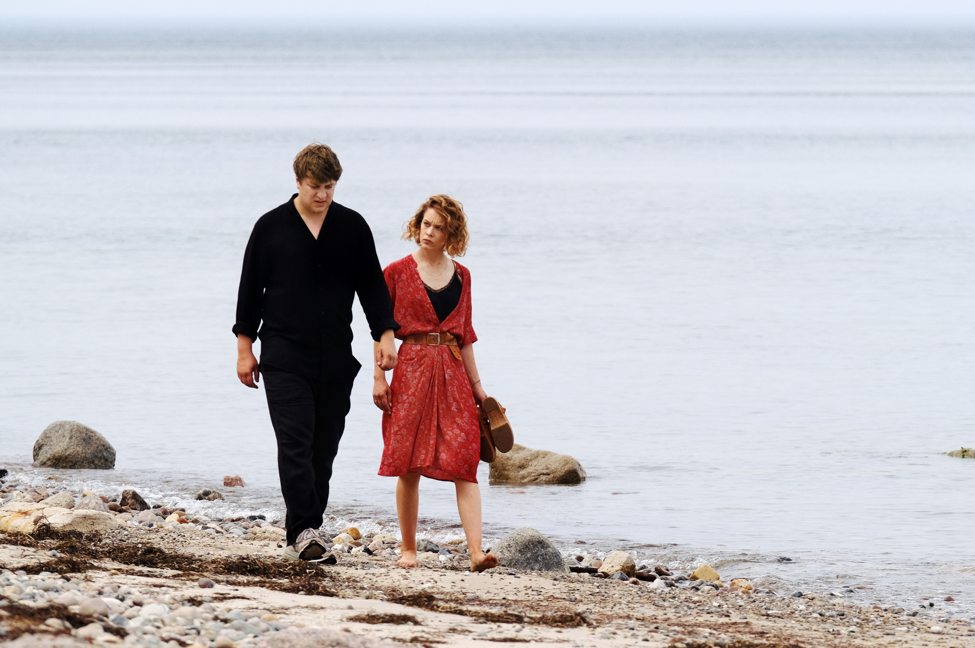 Leon (Thomas Schubert) lässt sich auf einen Spaziergang mit Nadja (Paula Beer) ein.
© ZDF und Christian Schulz. Leon (Thomas Schubert) lässt sich auf einen Spaziergang mit Nadja (Paula Beer) ein.
© ZDF und Christian Schulz.