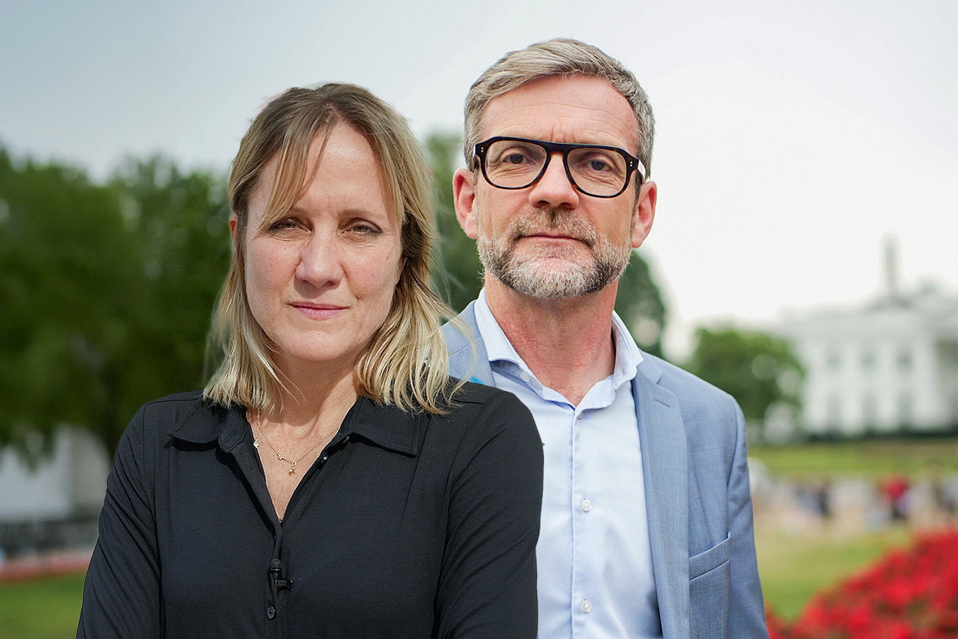 Barbara Lüthi und Peter Düggeli vor dem weißen Haus in Washington, 2025 / © ZDF/SRF 