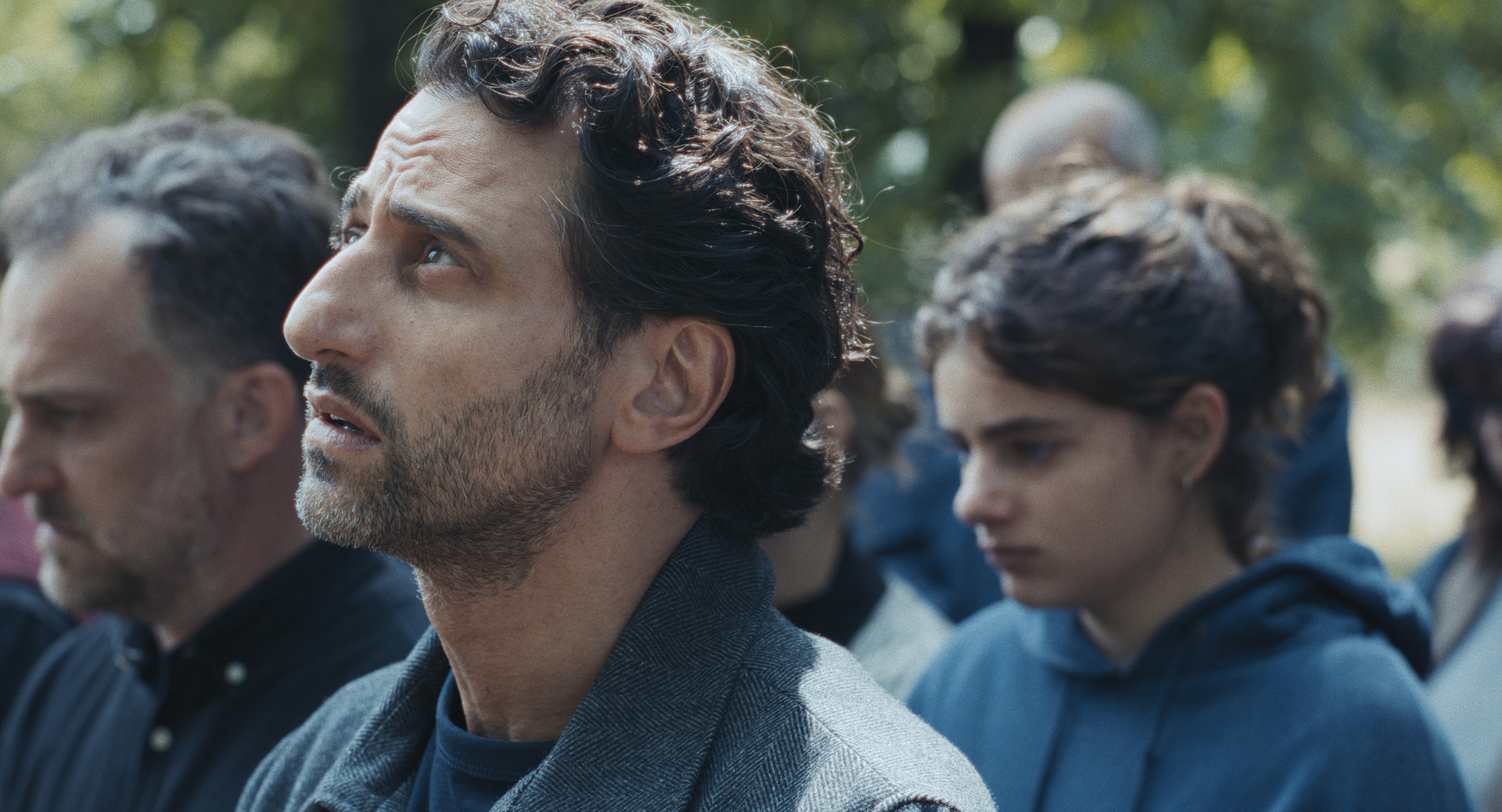 Ilyas (Serkan Kaya) kämpft bei der Trauerfeier seiner Frau mit den eigenen Gefühlen, Tochter Senna (Amira Demirkiran) zieht sich zurück.
© ZDF und Erik Molberg Hansen. Ilyas (Serkan Kaya) kämpft bei der Trauerfeier seiner Frau mit den eigenen Gefühlen, Tochter Senna (Amira Demirkiran) zieht sich zurück.
© ZDF und Erik Molberg Hansen.