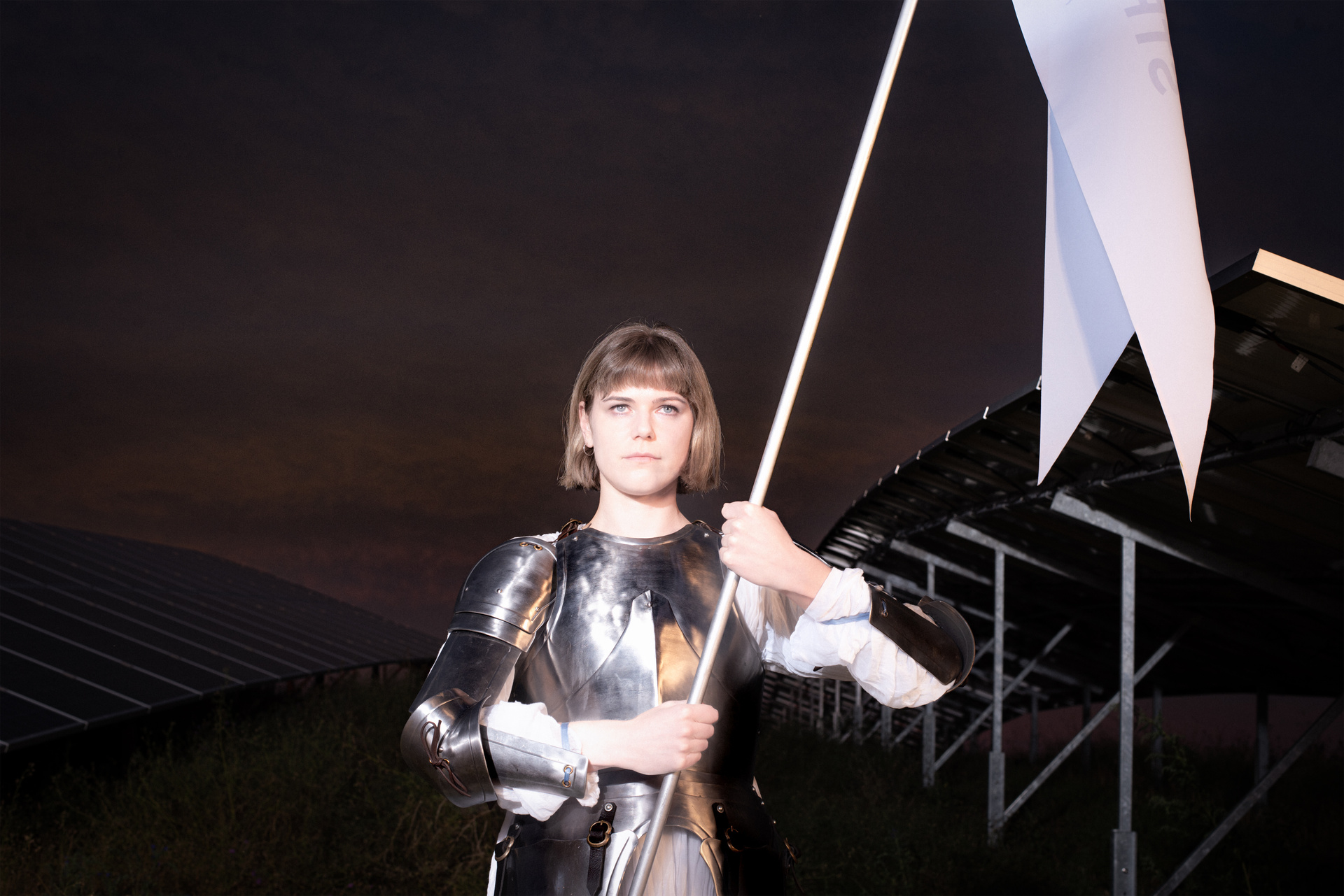 In „Sonnenkönigin“ wird Johanna (Llewellyn Reichman) zur Symbolfigur zwischen Klimakrise und Volksfest.
© ZDF und Florian Rosier. In „Sonnenkönigin“ wird Johanna (Llewellyn Reichman) zur Symbolfigur zwischen Klimakrise und Volksfest.
© ZDF und Florian Rosier.