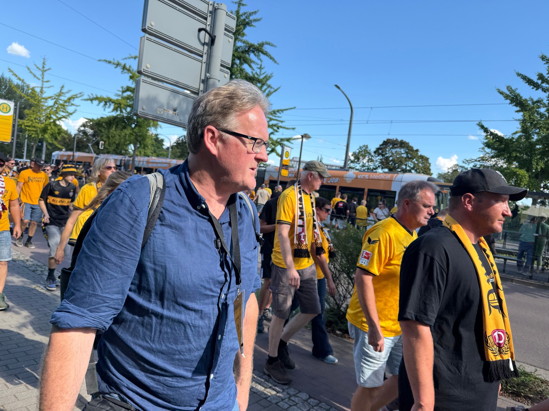 Christof Franzen mit Fussballfans aus Dresden / Copyright: ZDF/SRF Christof Franzen mit Fussballfans aus Dresden / Copyright: ZDF/SRF