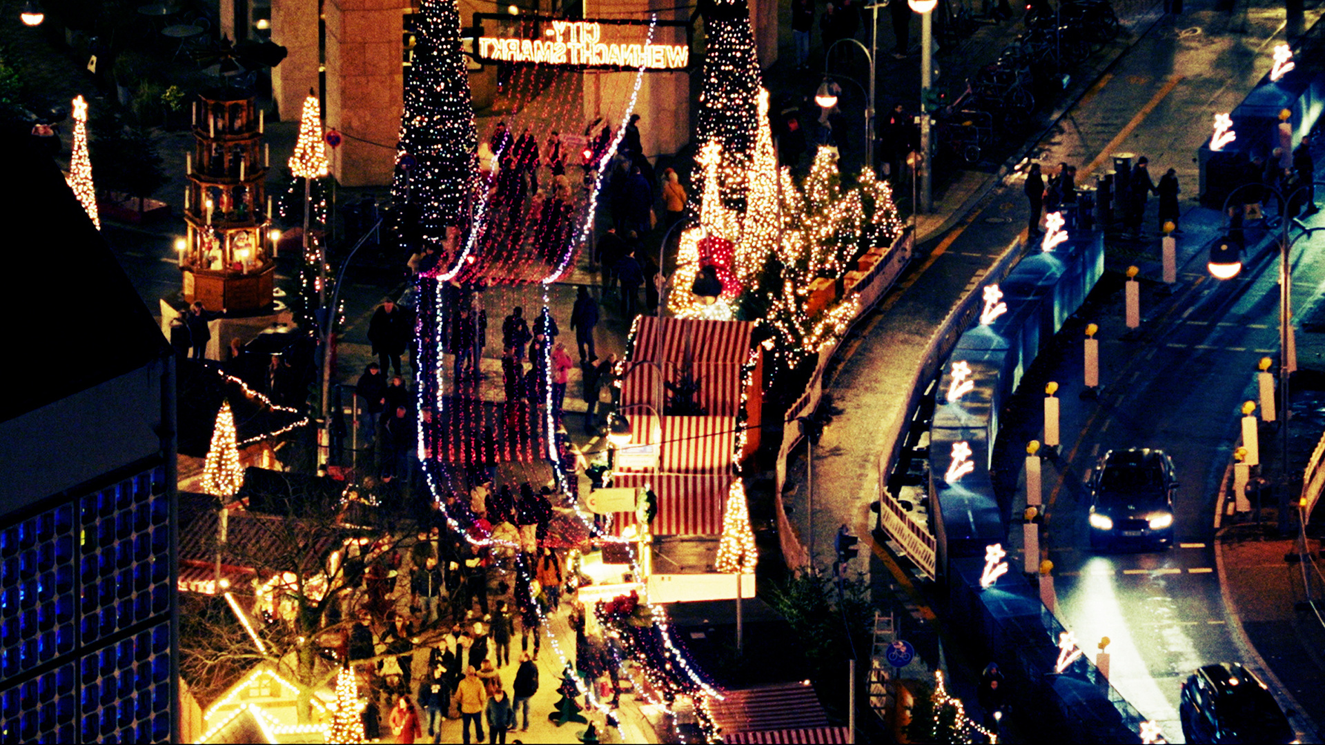 Der Weihnachtsmarkt auf dem Breitscheidplatz im Dezember 2016 kurz vor der Katastrophe
© ZDF und Marcus Winterbauer. Der Weihnachtsmarkt auf dem Breitscheidplatz im Dezember 2016 kurz vor der Katastrophe
© ZDF und Marcus Winterbauer.