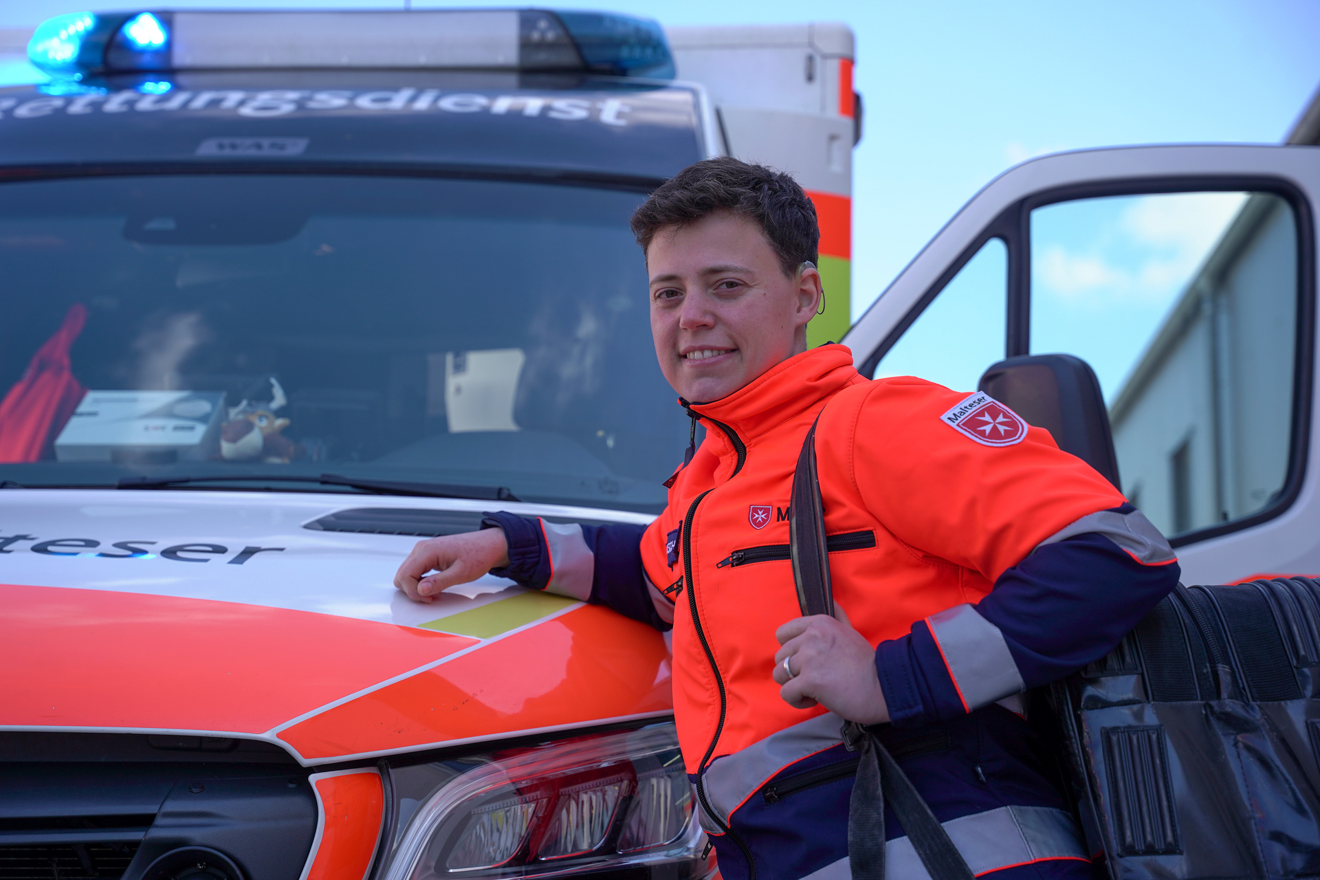 Julia Fraschka im Rettungswagen: Durch ihre Cochlea-Implantate kann sie als gehörlose Person im Rettungsdienst arbeiten.
© ZDF und Juri Nowack. Julia Fraschka im Rettungswagen: Durch ihre Cochlea-Implantate kann sie als gehörlose Person im Rettungsdienst arbeiten.
© ZDF und Juri Nowack.