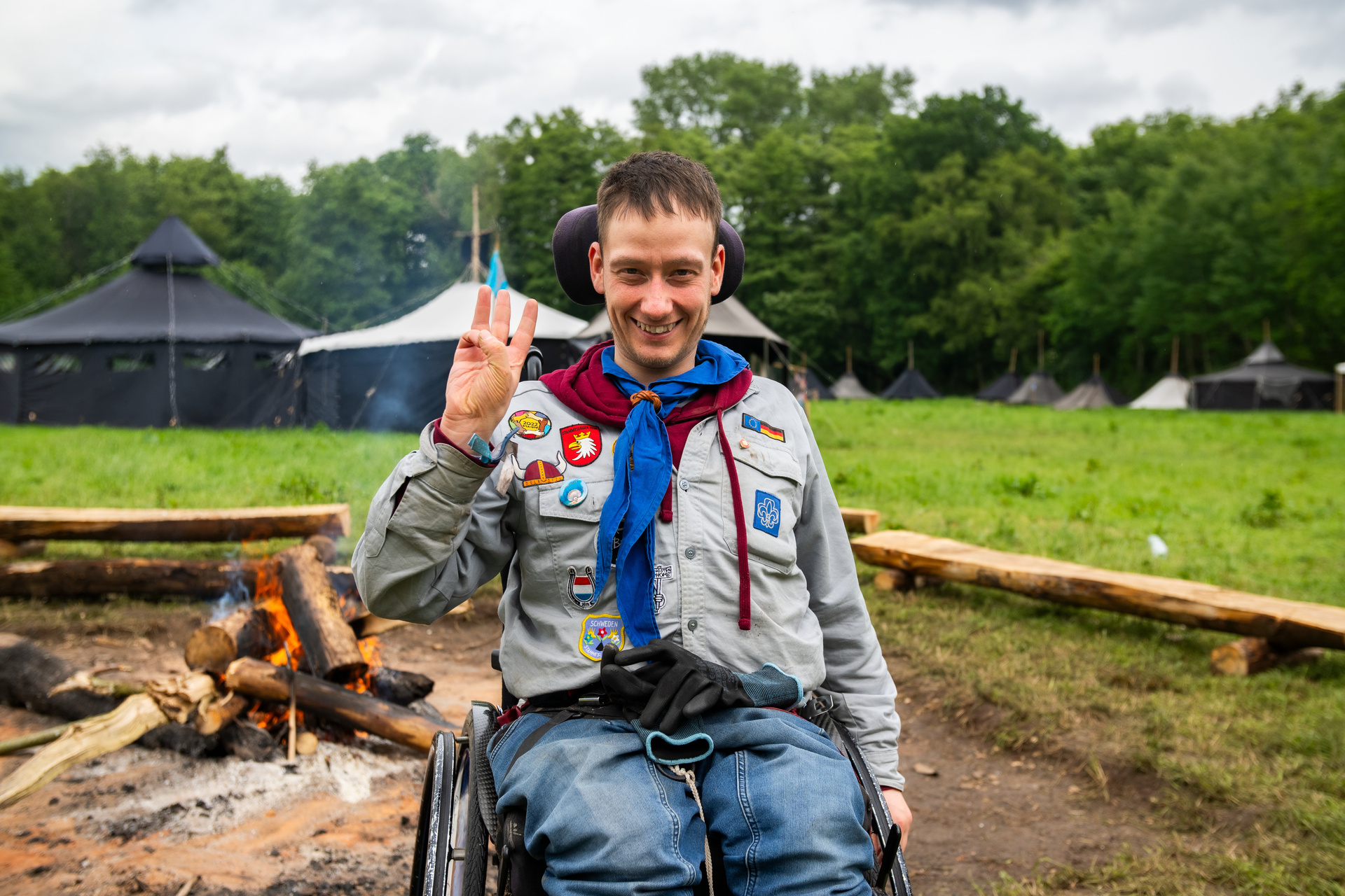 Lion Broschat ist 24 Jahre alt und seit 15 Jahren Pfadfinder. Der Rollstuhlfahrer war lange Teil einer inklusiven Gruppe. Jetzt leitet er die nächste Generation. An Pfingsten geht es auf ein Lager mit dem ganzen Stamm – für Lion bedeutet das, Verantwortung zu übernehmen.
© ZDF und Florian Nickel.
