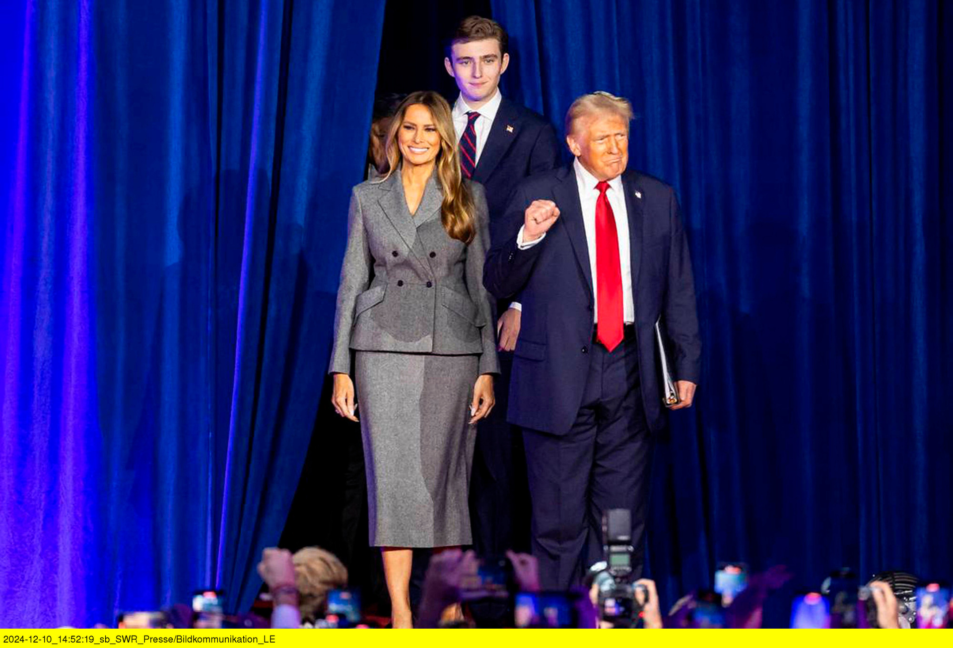 Donald Trump mit Ehefrau Melania und Sohn Barron bei Wahlparty, 06. November 2024 / © ZDF und SWR/Imago.