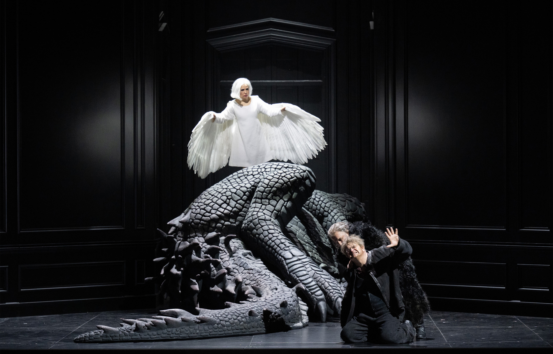 "Der Ring des Nibelungen: Siegfried": Das Waldvöglein (Rebeca Olvera), Alberich (Christopher Purves), Mime (Wolfgang Ablinger-Sperrhacke) / © ZDF/SRF, Opernhaus Zürich, Monika Rittershaus