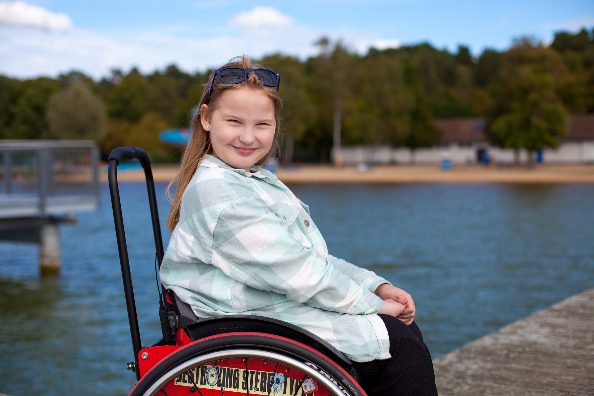 Felicitas Gansewig ist zehn Jahre alt und macht mit ihren Eltern Jessica und Sven Urlaub am Arendsee. Sie wurde mit Spina bifida, auch bekannt als offener Rücken geboren.

© ZDF und Thomas Kefflel.