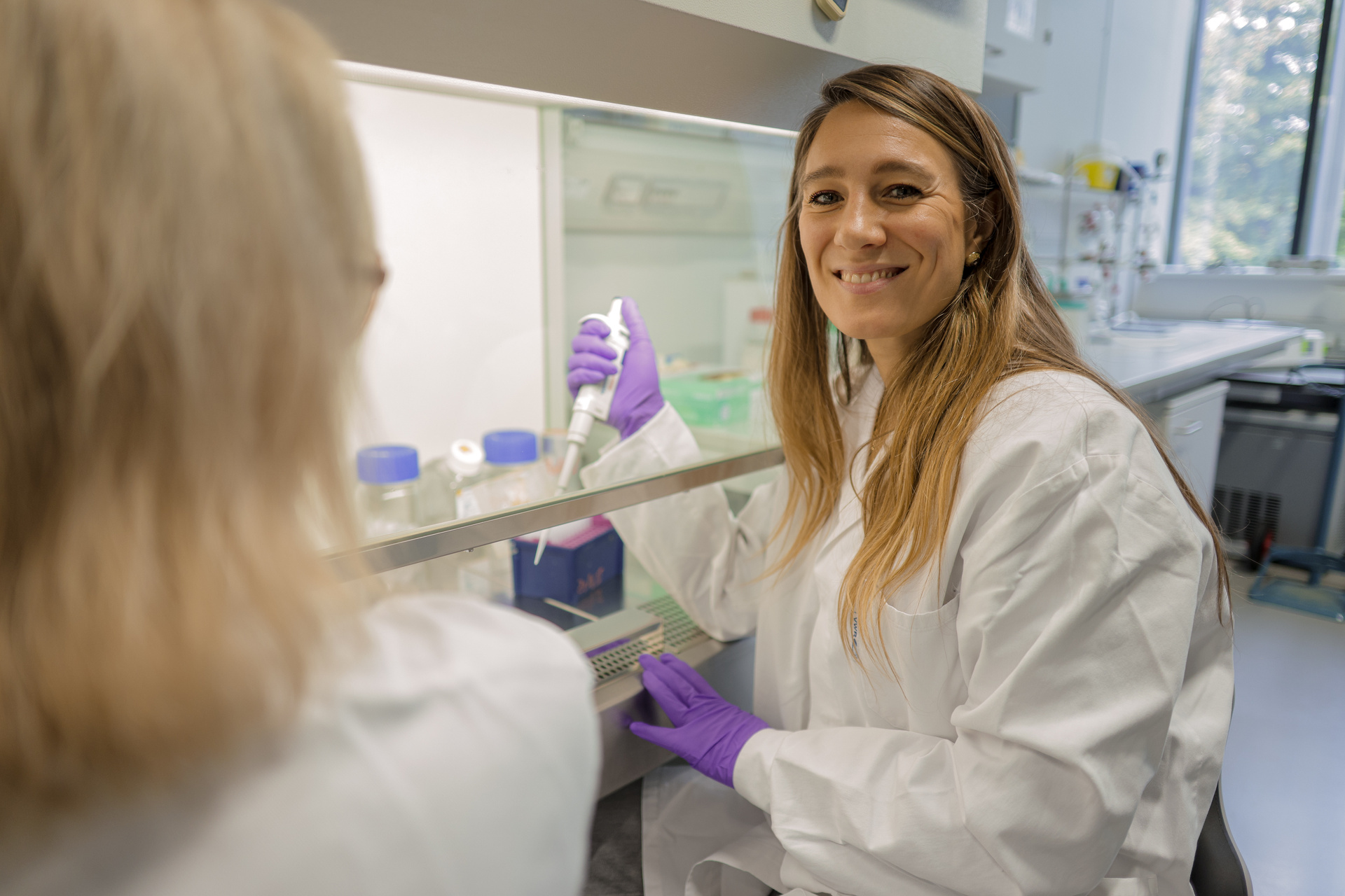 Jasmina Neudecker erfährt an der Sporthochschule Köln wie Myokine, die beim Sport ausgeschüttet werden, das Wachstum von Tumorzellen ausbremsen. / © ZDF/Marc Francke Jasmina Neudecker erfährt an der Sporthochschule Köln wie Myokine, die beim Sport ausgeschüttet werden, das Wachstum von Tumorzellen ausbremsen. / © ZDF/Marc Francke