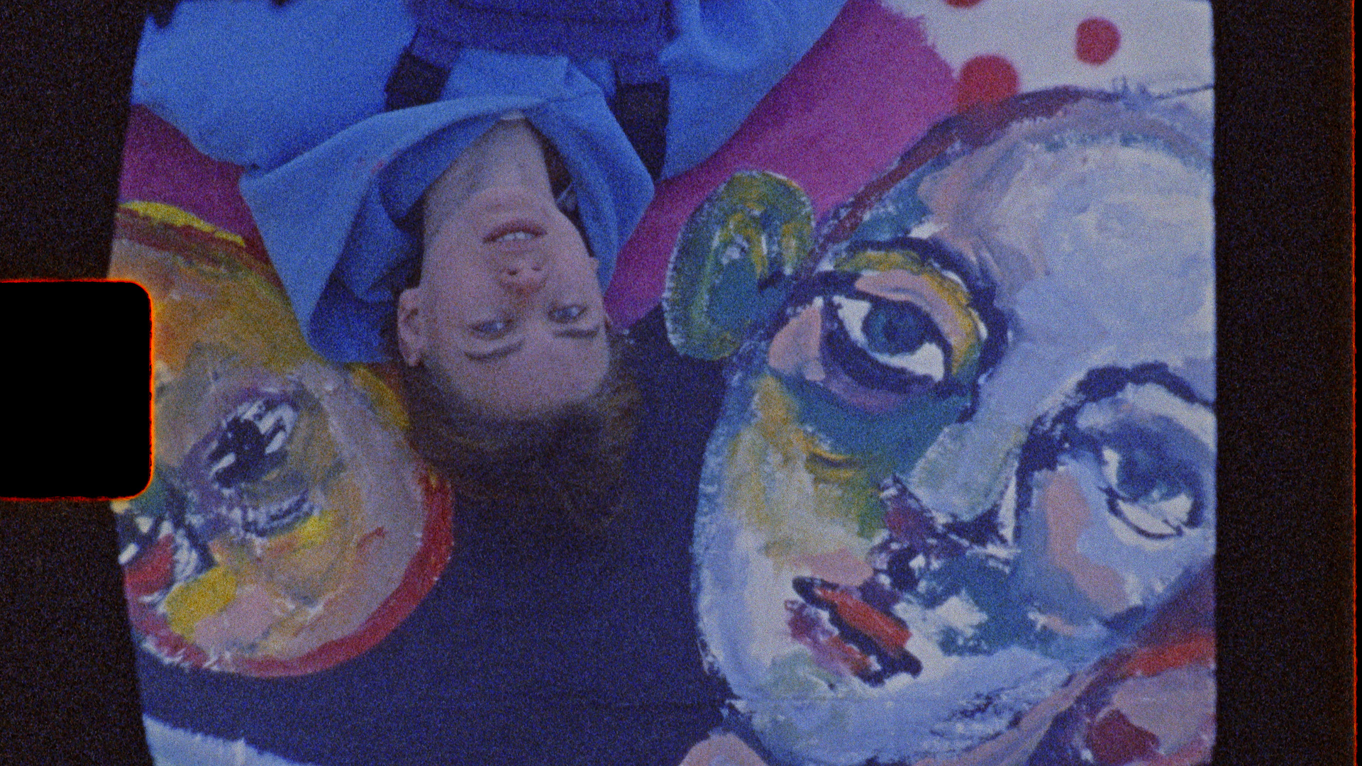 Kunst ist ihr Leben, und ihr Leben ist wie Kunst: Alisa zwischen ihren Selbstporträts.

© ZDF und Mikhail Barynin.
