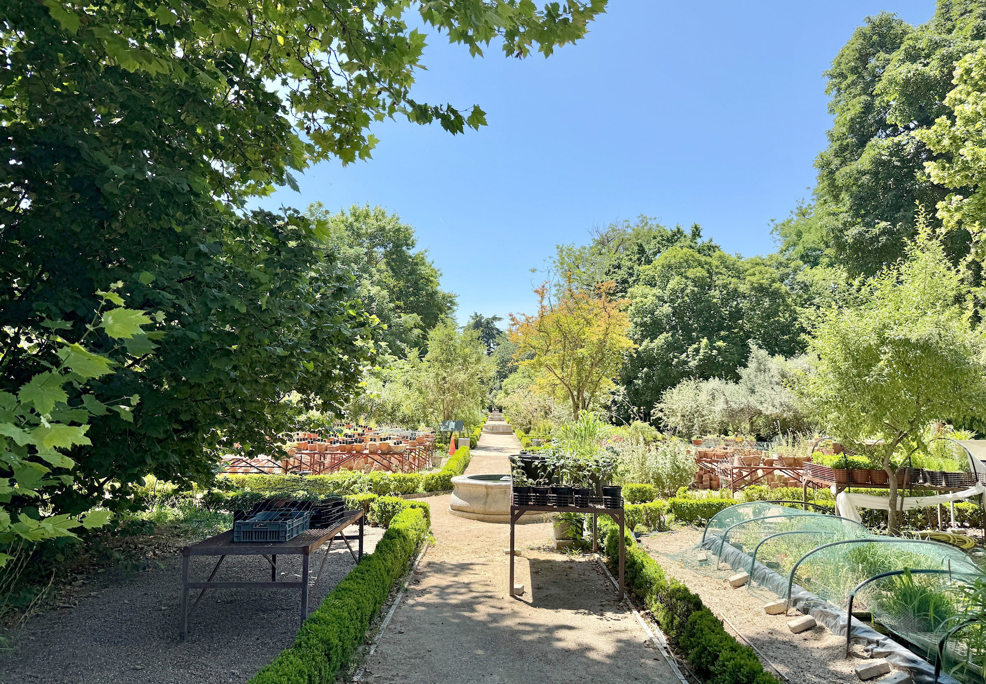 Zahlreiche Spazierwege durchziehen den Garten. / © ZDF/ORF/GS FILM 