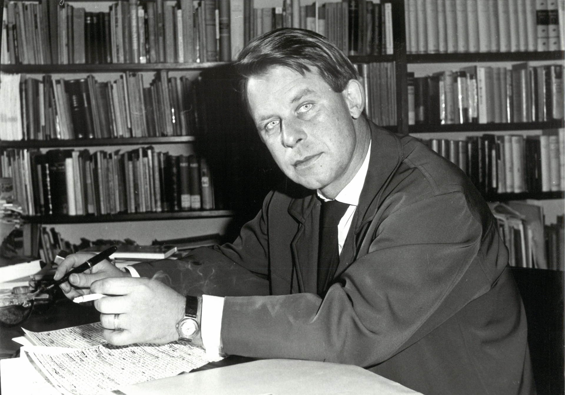 Am 17. März 2026 würde Schriftsteller Siegfried Lenz 100 Jahre alt werden. Mit seinem Werk prägte er die deutsche Nachkriegsliteratur. Er setzte sich immer wieder mit individueller Verantwortung, Gewissen und Pflicht auseinander - Themen, die uns angesichts der aktuellen Weltlage erneut beschäftigen.

© ZDF und Siegfried Lenz Stiftung.