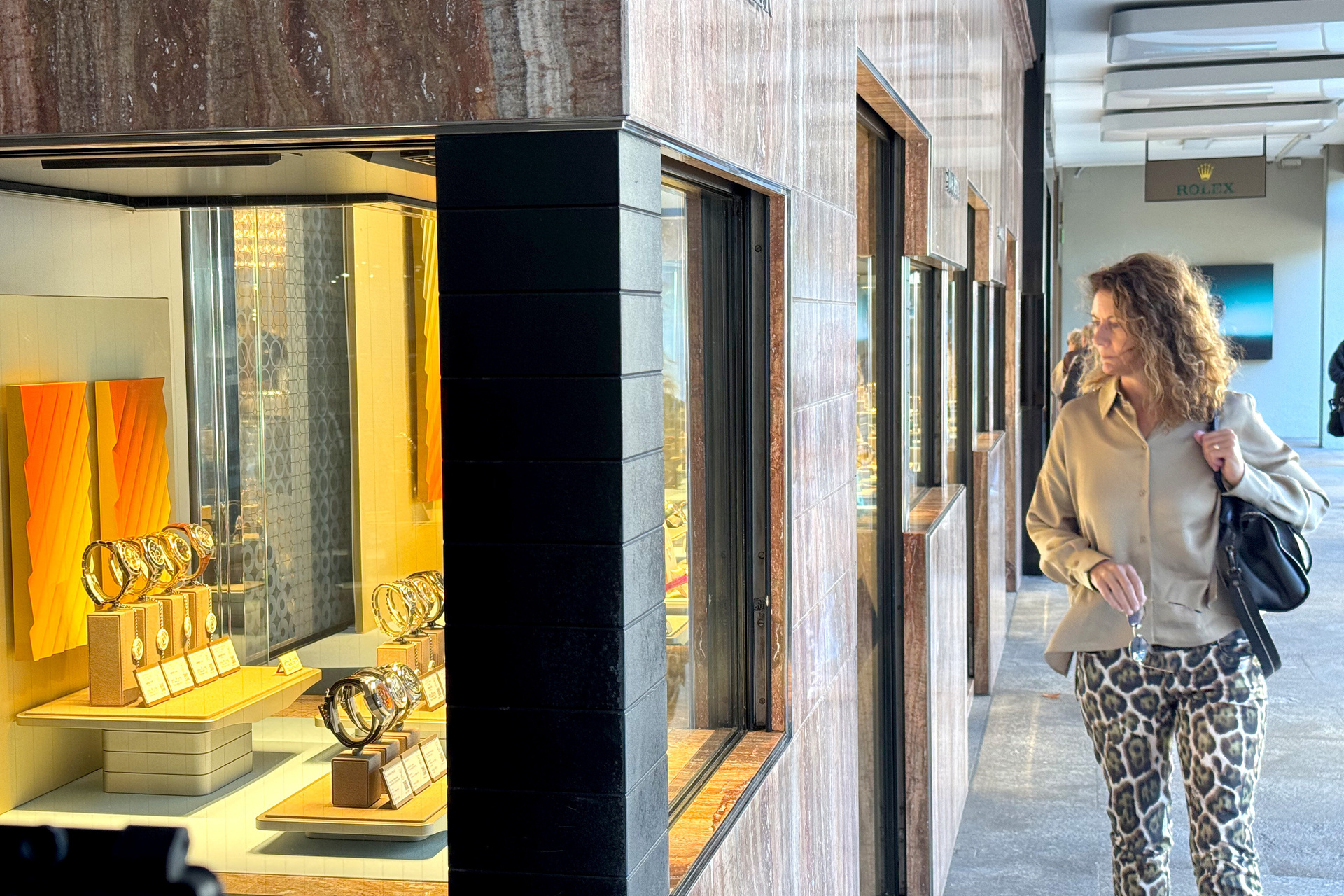 Schweiz: Marion Flatz-Mäser bei Dreharbeiten im Kanton Tessin: dort befinden sich drei der größten Gold-Raffinerien der Welt.
© ZDF und ORF. Schweiz: Marion Flatz-Mäser bei Dreharbeiten im Kanton Tessin: dort befinden sich drei der größten Gold-Raffinerien der Welt.
© ZDF und ORF.