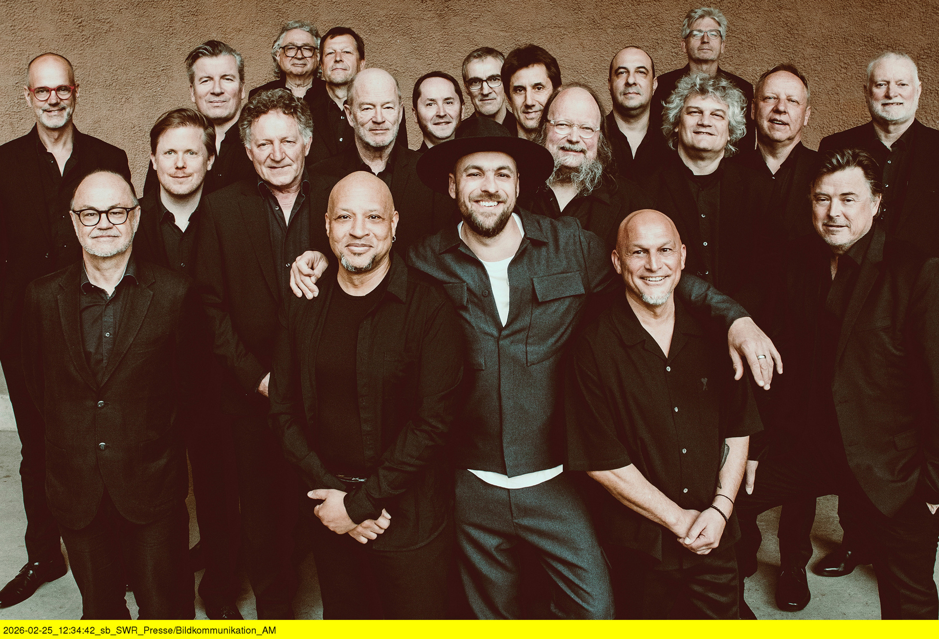 Max Mutzke und die SWR Big Band. / © ZDF und SWR/Lena Semmelroggen