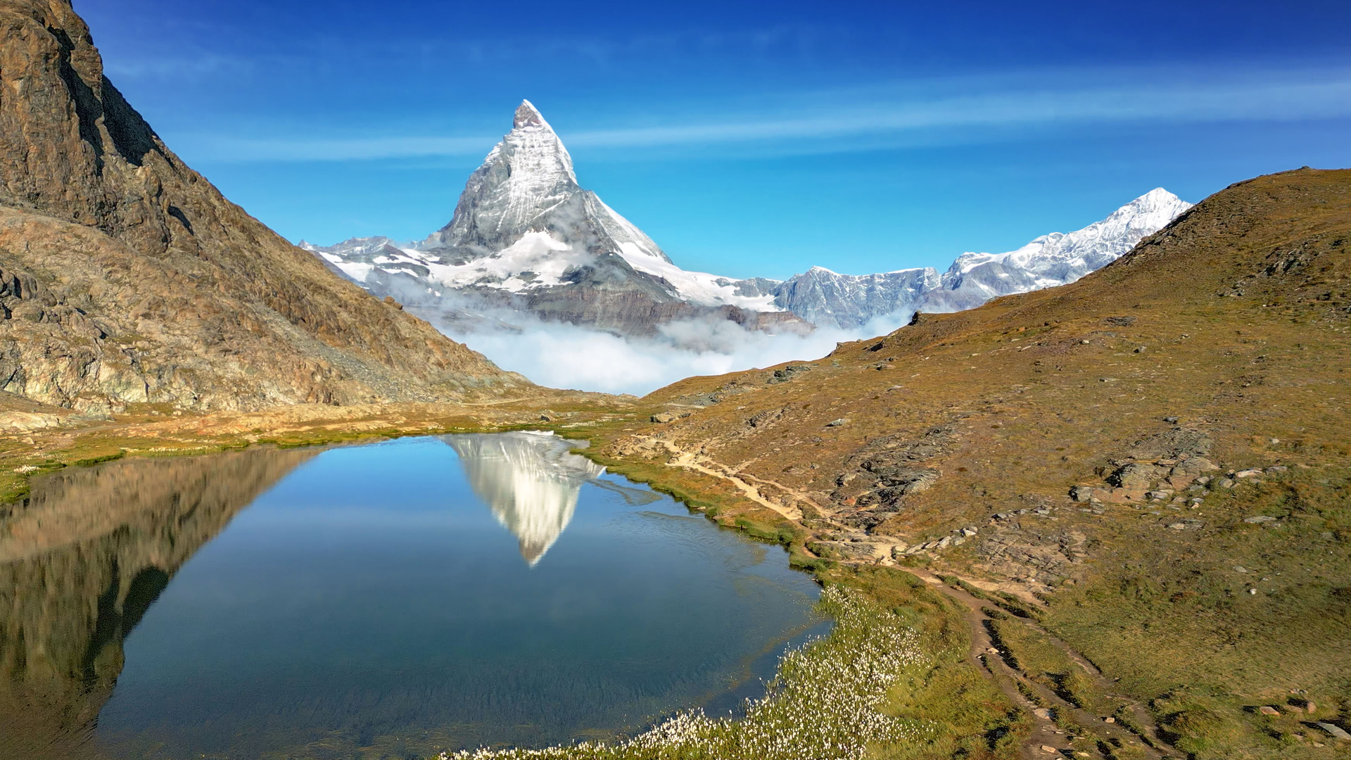 Der Riffelsee ist berühmt für die Aussicht auf das Matterhorn, das sich an klaren, windstillen Tagen auf der Wasseroberfläche des Sees spiegelt.
© ZDF und SRF/3sat/Längengrad Filmproduktion/Steffen Sailer. Der Riffelsee ist berühmt für die Aussicht auf das Matterhorn, das sich an klaren, windstillen Tagen auf der Wasseroberfläche des Sees spiegelt.
© ZDF und SRF/3sat/Längengrad Filmproduktion/Steffen Sailer.