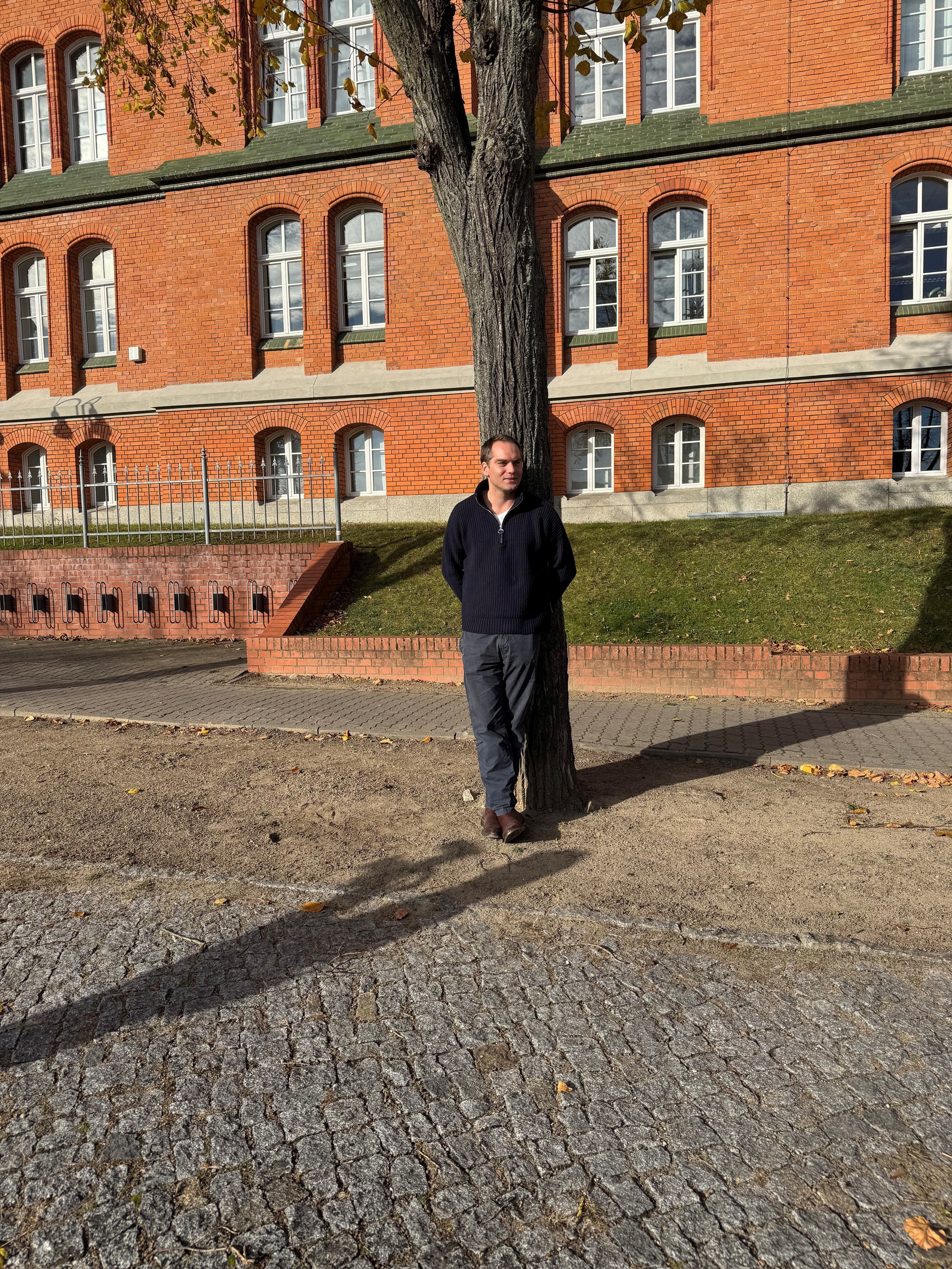 Autor Simon Strauß in Prenzlau. © ZDF und Hannah Kristina Friedrich.