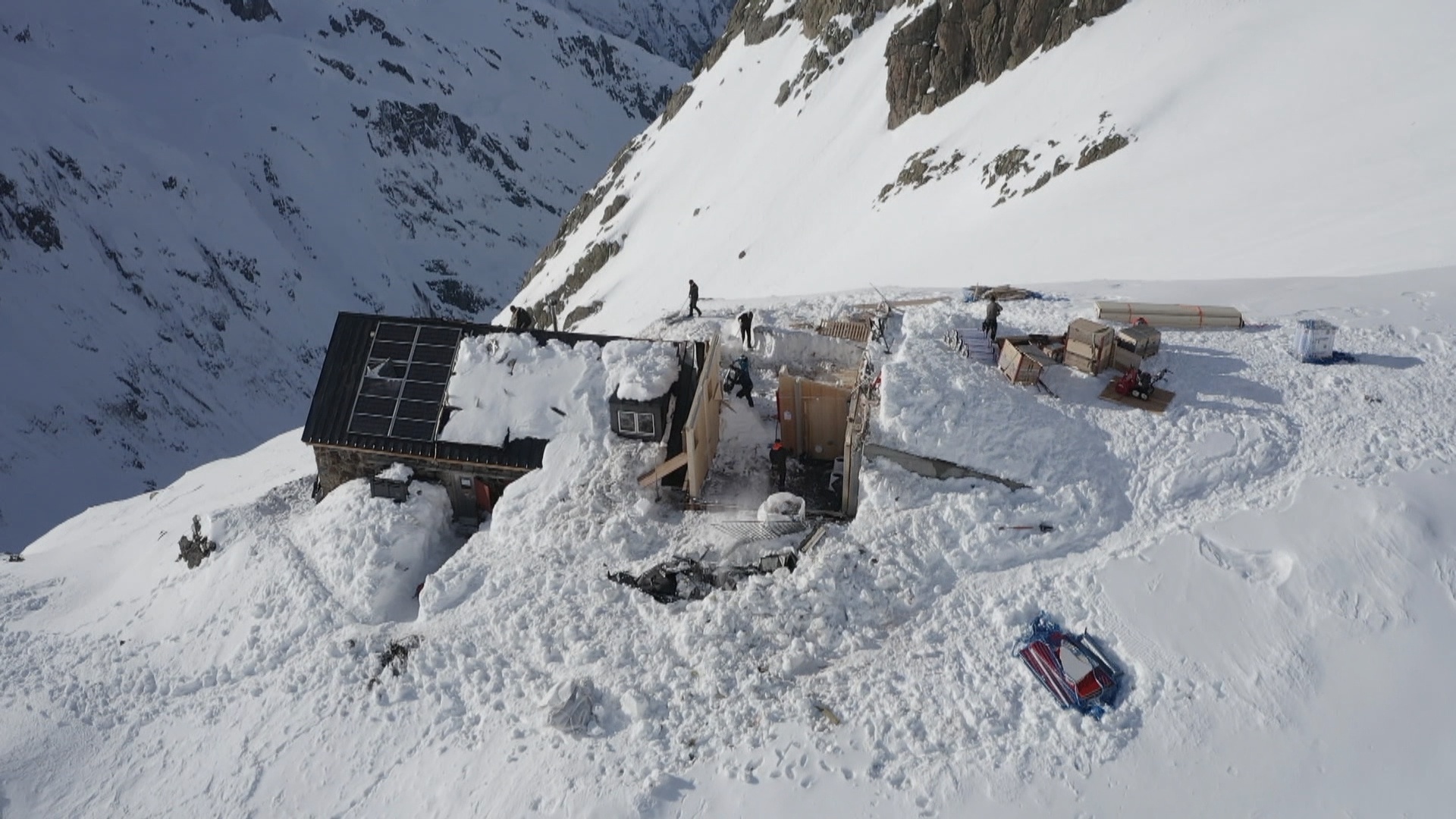 Lawine trifft Trifthütte.

© ZDF und 3sat/SRF.