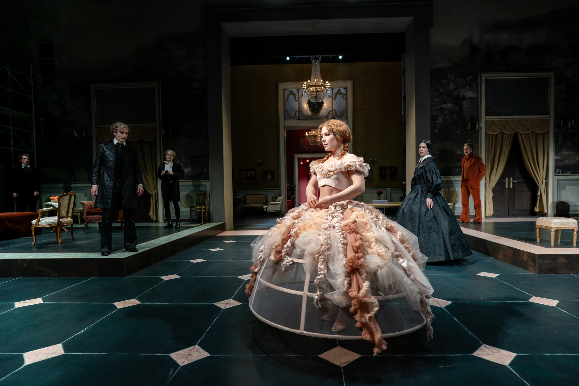 Das Ensemble von „Il Gattopardo“ am Schauspielhaus Zürich. Im Zentrum Mirjam Rast als Angelica. © ZDF und Krafft Angerer
