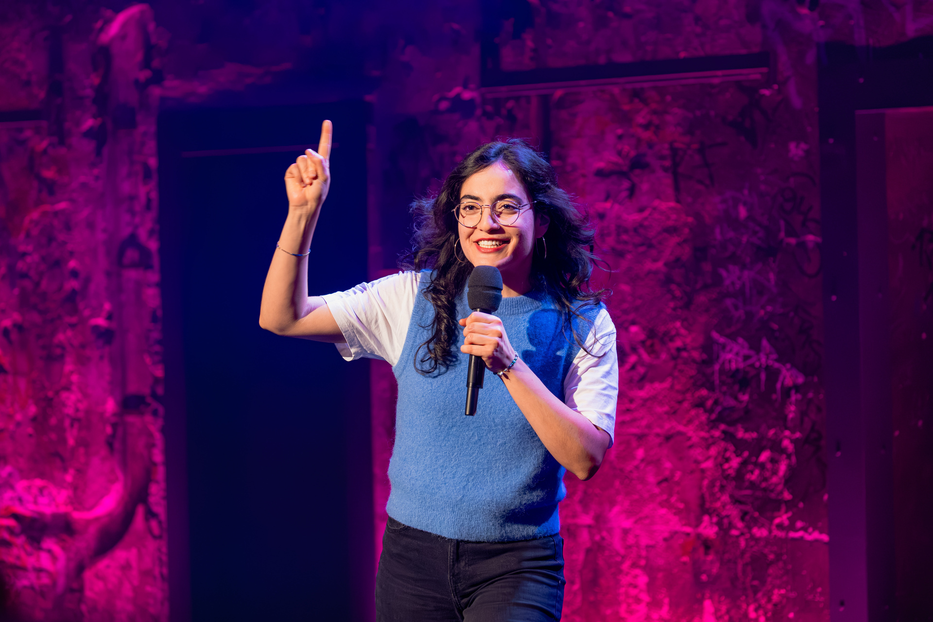 Ana Lucía übernimmt für eine "Happy Hour"-Sendung die Moderation von Till Reiners © ZDF/Hennes Thun 