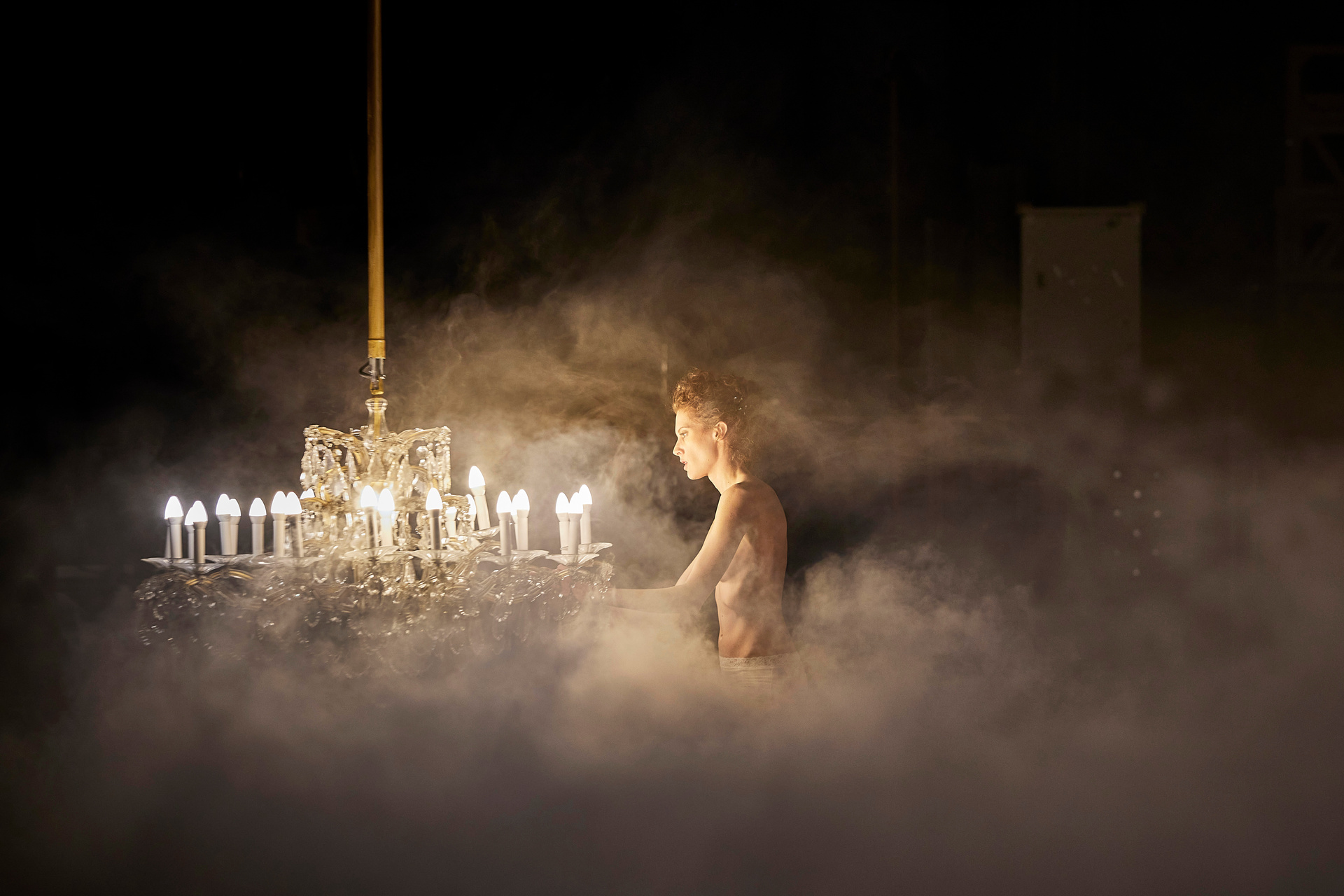 Julia Riedler als Fräulein Else im gleichnamigen Stück am Volkstheater Wien © ZDF und Marcel Urlaub Julia Riedler als Fräulein Else im gleichnamigen Stück am Volkstheater Wien © ZDF und Marcel Urlaub