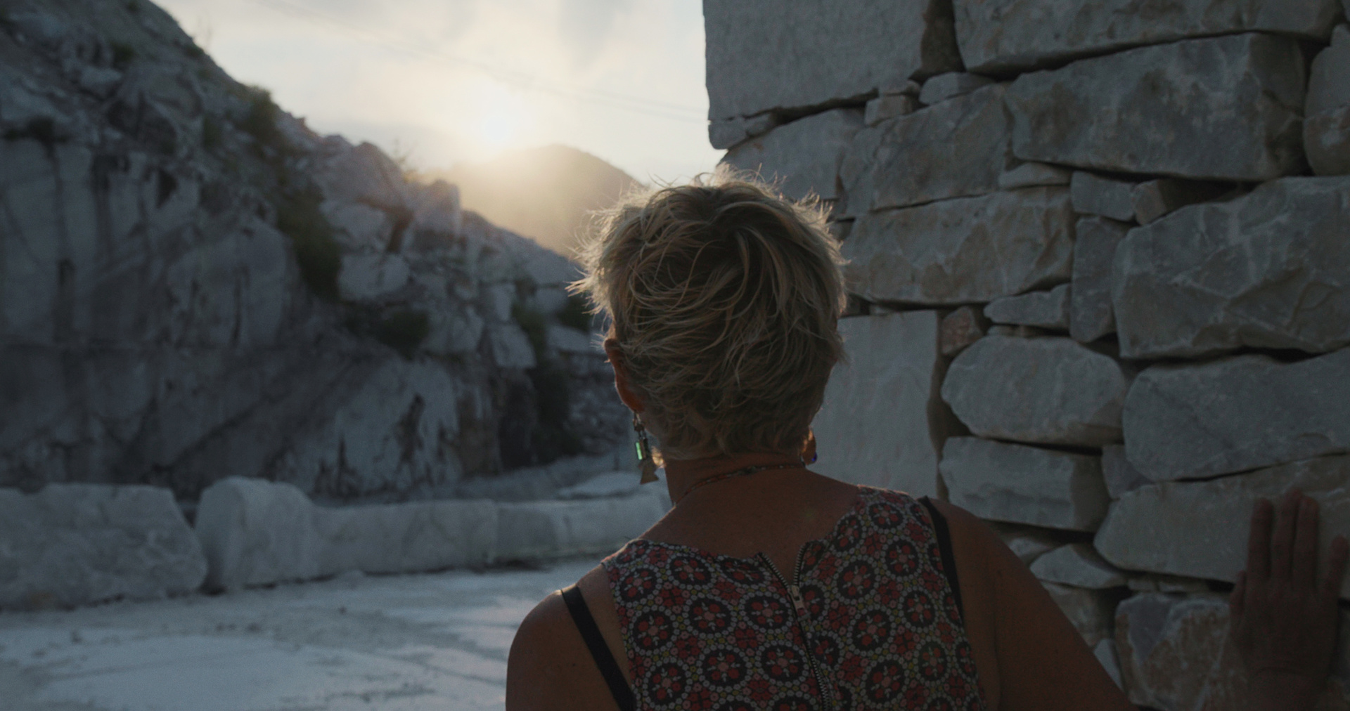 Auf den Spuren des Lichteinfalls: Julie Brook in Carrara. / © ZDF/Thomas Riedelsheimer