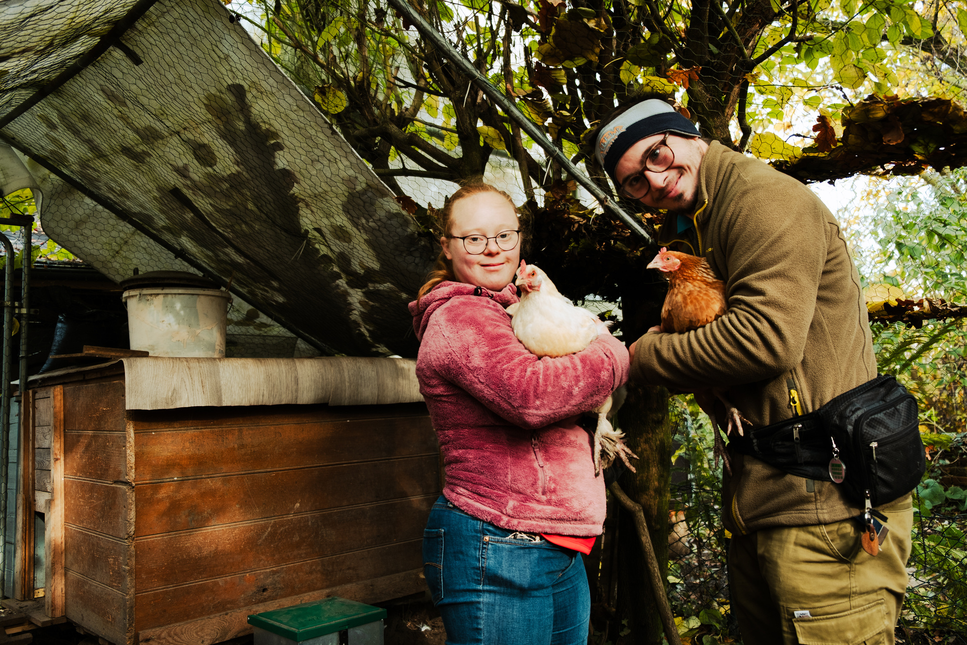 Hanna und Silas Gaub führen mit Trisomie 21 einen eigenen Haushalt, zu dem auch die Versorgung ihrer Hühner gehört.

© ZDF und Paul Tzschoppe.