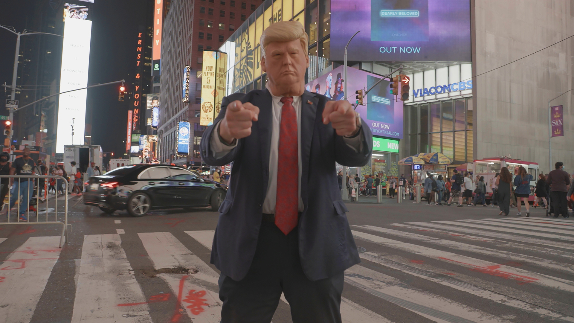 Die USA und ihre Präsidenten: Am New Yorker Times Square gibt ein Impersonator die bekannten Posen Donald Trumps wieder. / ©  ZDF und Michael Palm.