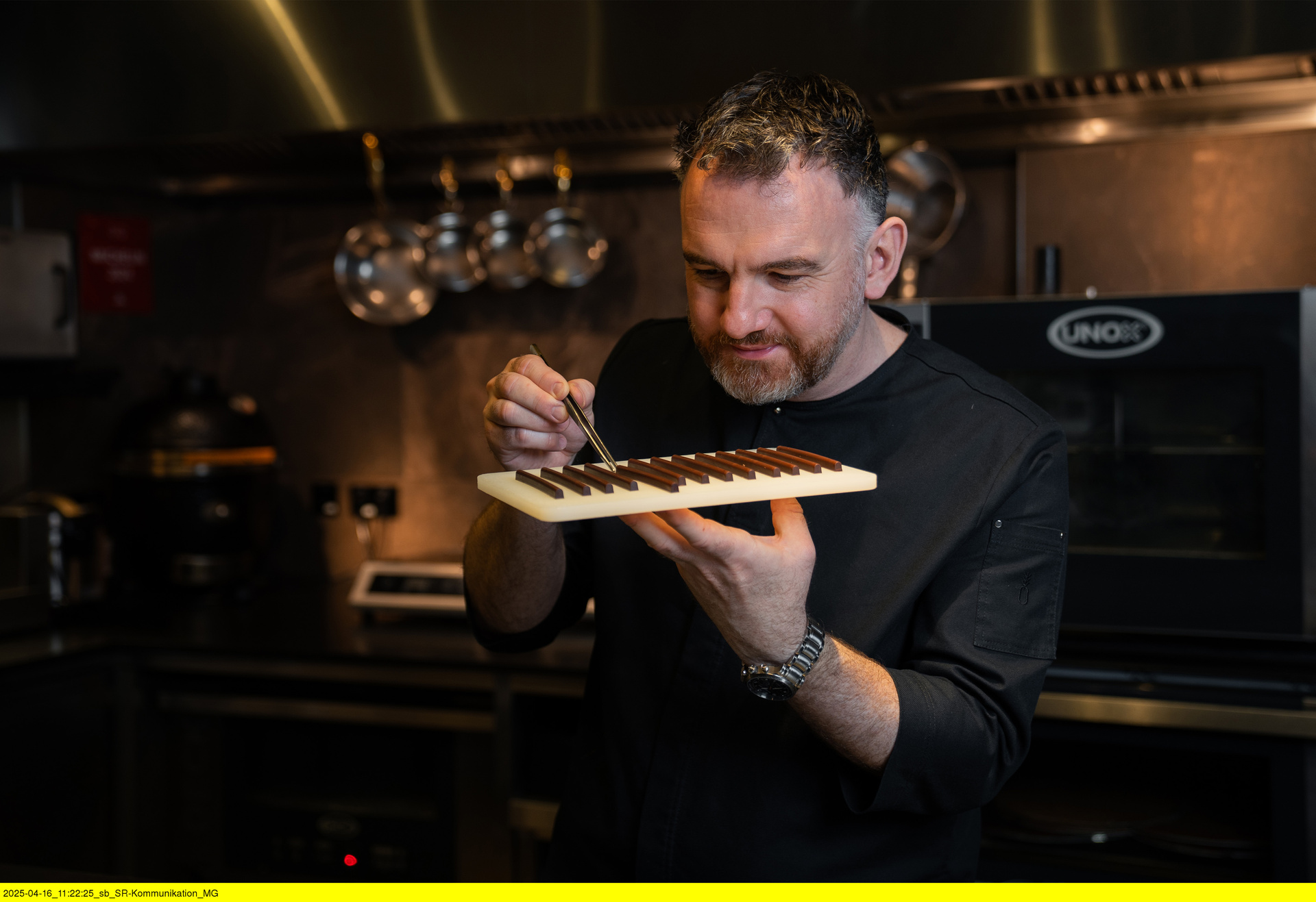 Sterne-Koch René Frank, Küchenchef und Gründer des Restaurants Coda in Berlin-Neukölln, beim Anrichten.

© ZDF und SR/SWR/Christoph Heymann von hey.