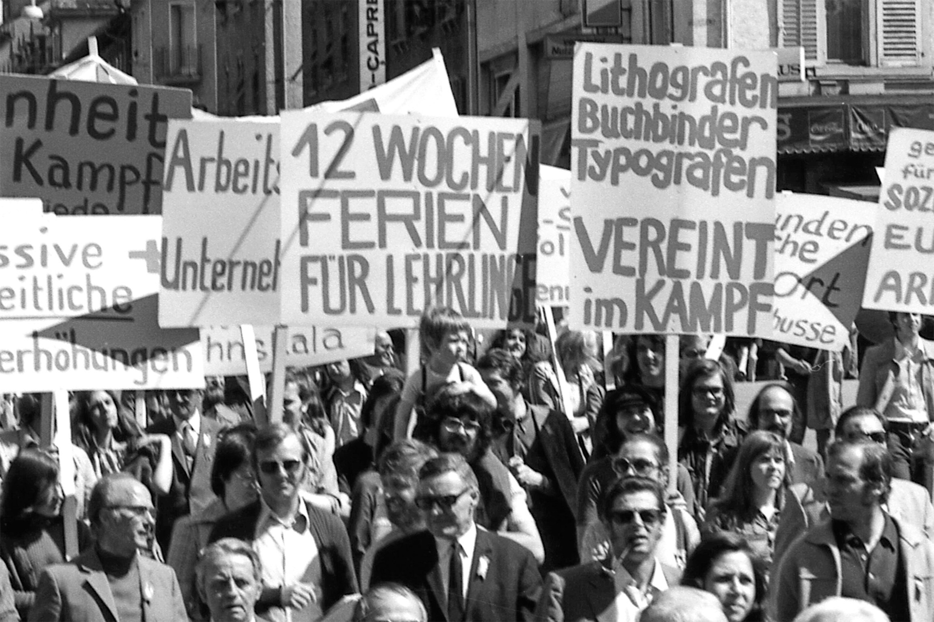 Samir (M.) mit seinem kleinen Bruder auf den Schultern, an einer Demonstration der Typografen-Gewerkschaft "Typografia"., Szene aus "Die wundersame Verwandlung der Arbeiterklasse": Samir (M.) mit seinem kleinen Bruder auf den Schultern, an einer Demonstration der Typografen-Gewerkschaft "Typografia"
© ZDF/SRF/DschointVentschr Samir (M.) mit seinem kleinen Bruder auf den Schultern, an einer Demonstration der Typografen-Gewerkschaft "Typografia"., Szene aus "Die wundersame Verwandlung der Arbeiterklasse": Samir (M.) mit seinem kleinen Bruder auf den Schultern, an einer Demonstration der Typografen-Gewerkschaft "Typografia"
© ZDF/SRF/DschointVentschr