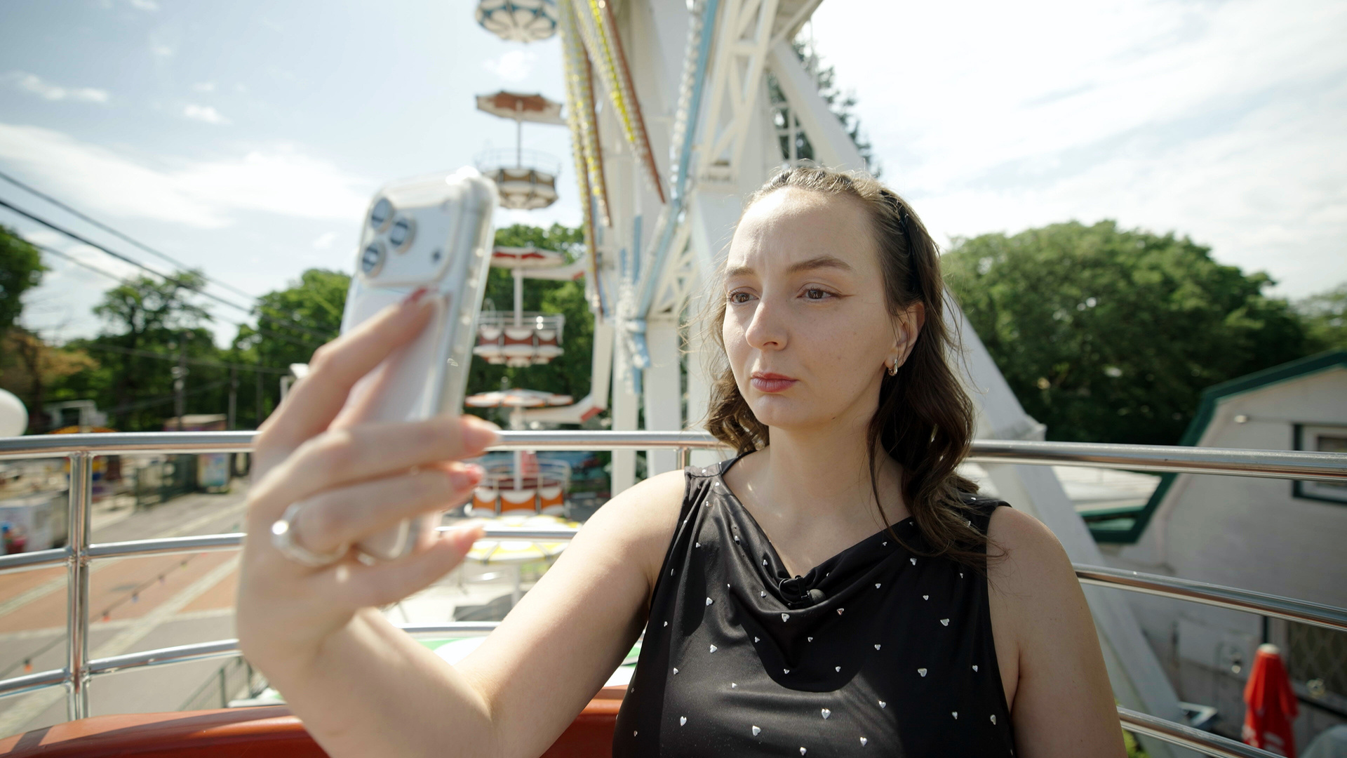 Content Creatorin Theresa Ziegler ist bekannt für ihre Videos, in denen sie mit Humor auf den Druck zur Selbstoptimierung blickt.

© ZDF und ORF.