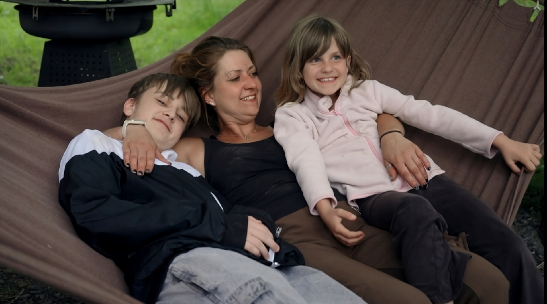 Glücklich auf dem Land: Steffi (Mitte) mit ihren beiden Kindern Jason (links) und Amelie (rechts).

© ZDF und Sven Jacob-Engelmann.