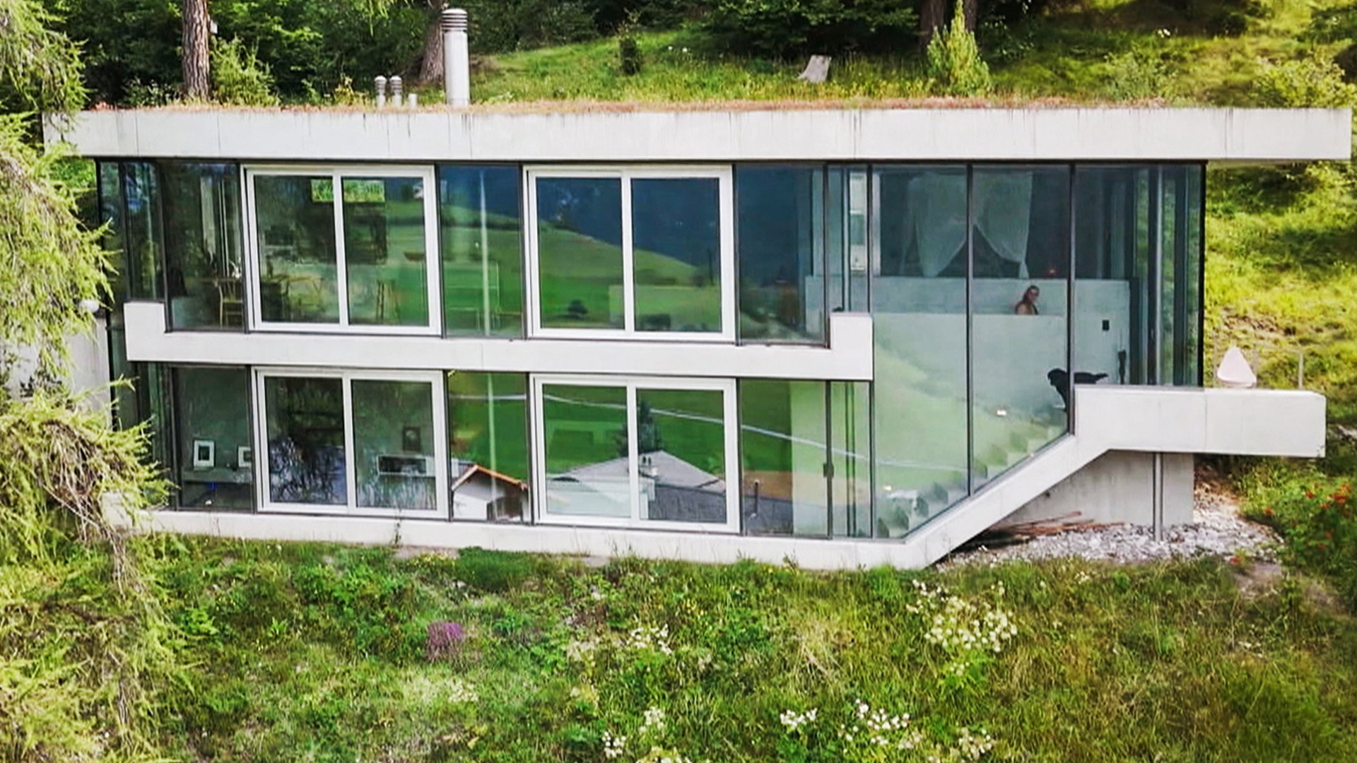 Das Glas-Chalet "Tgaplottas" im Wald eingebettet – Architekt Christoph Cavigelli.

© ZDF und SRF/RTR.