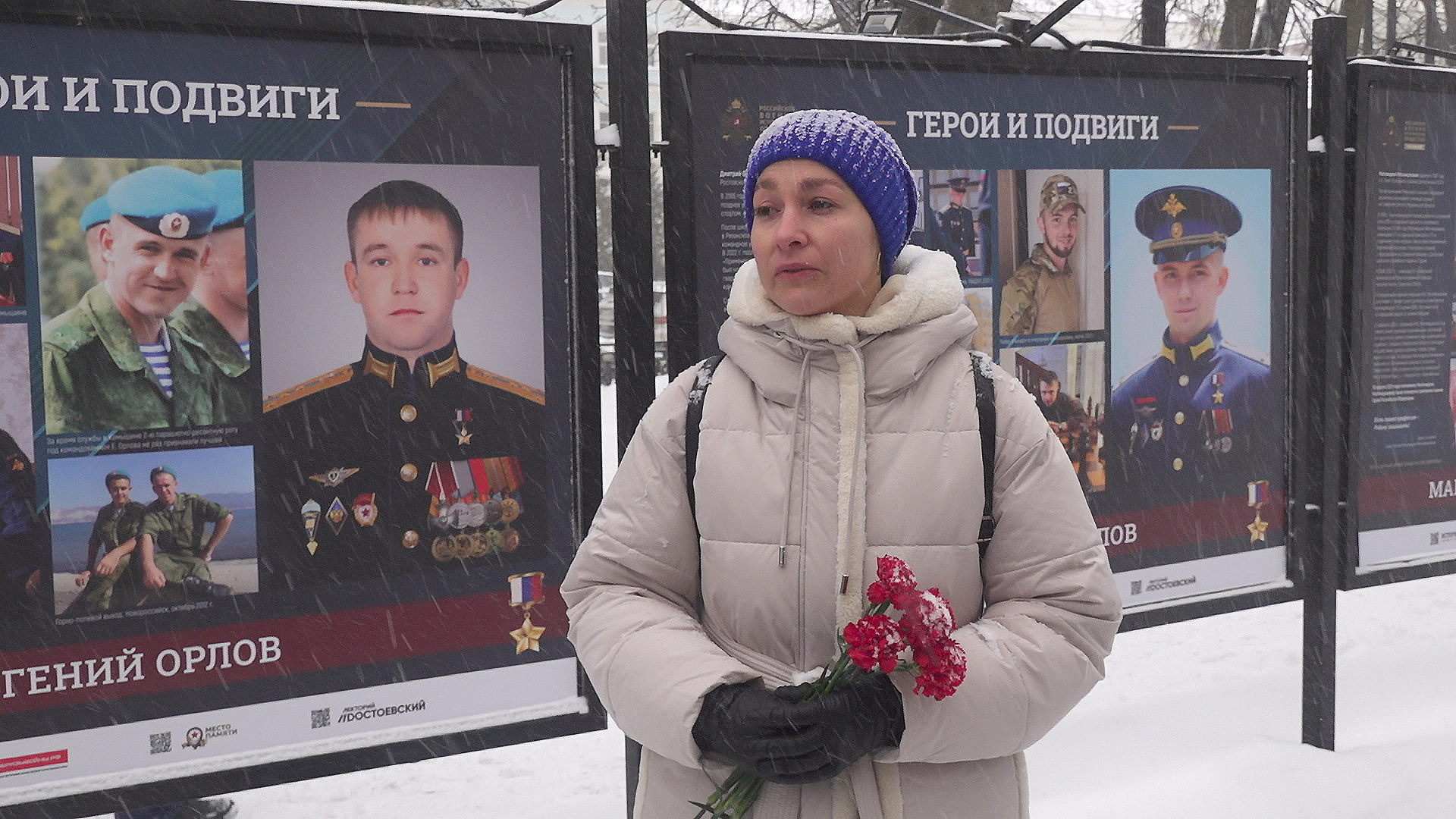 Teilnehmerin einer Foto-Ausstellung: „Helden und Heldentaten“ in Moskau.
© ZDF und SRF. Teilnehmerin einer Foto-Ausstellung: „Helden und Heldentaten“ in Moskau.
© ZDF und SRF.