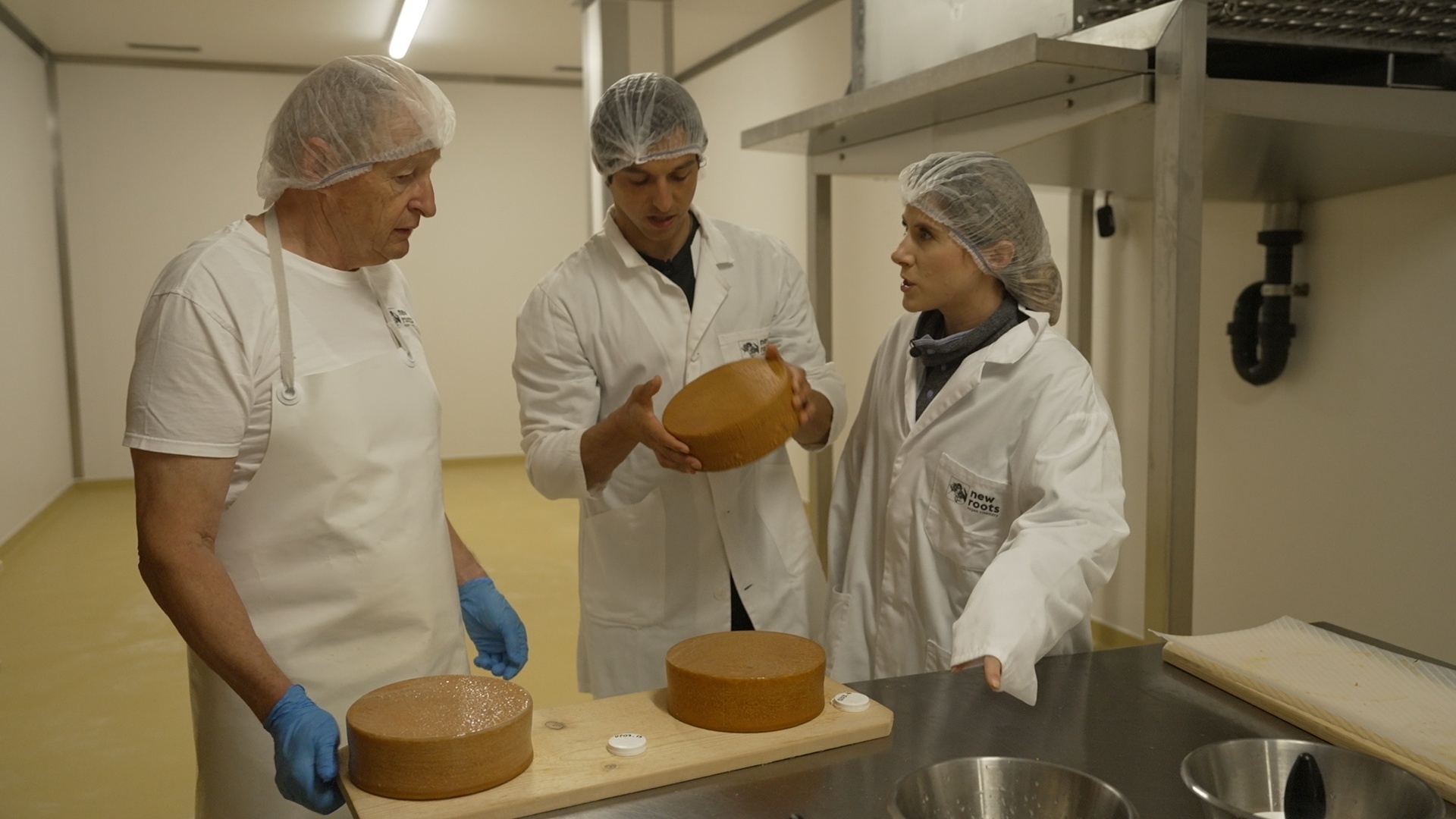 Die vegane Käserei New Roots experimentiert mit Süßlupinen. Sie könnten lokal angebaut werden und für einen geschlossenen Kreislauf sorgen.
© ZDF und SRF. Die vegane Käserei New Roots experimentiert mit Süßlupinen. Sie könnten lokal angebaut werden und für einen geschlossenen Kreislauf sorgen.
© ZDF und SRF.