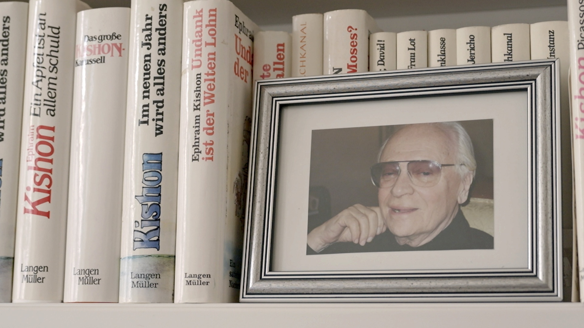 Ephraim Kishon – Bücher in seinem Bücherregal.

© ZDF und ORF/POPUP TV.