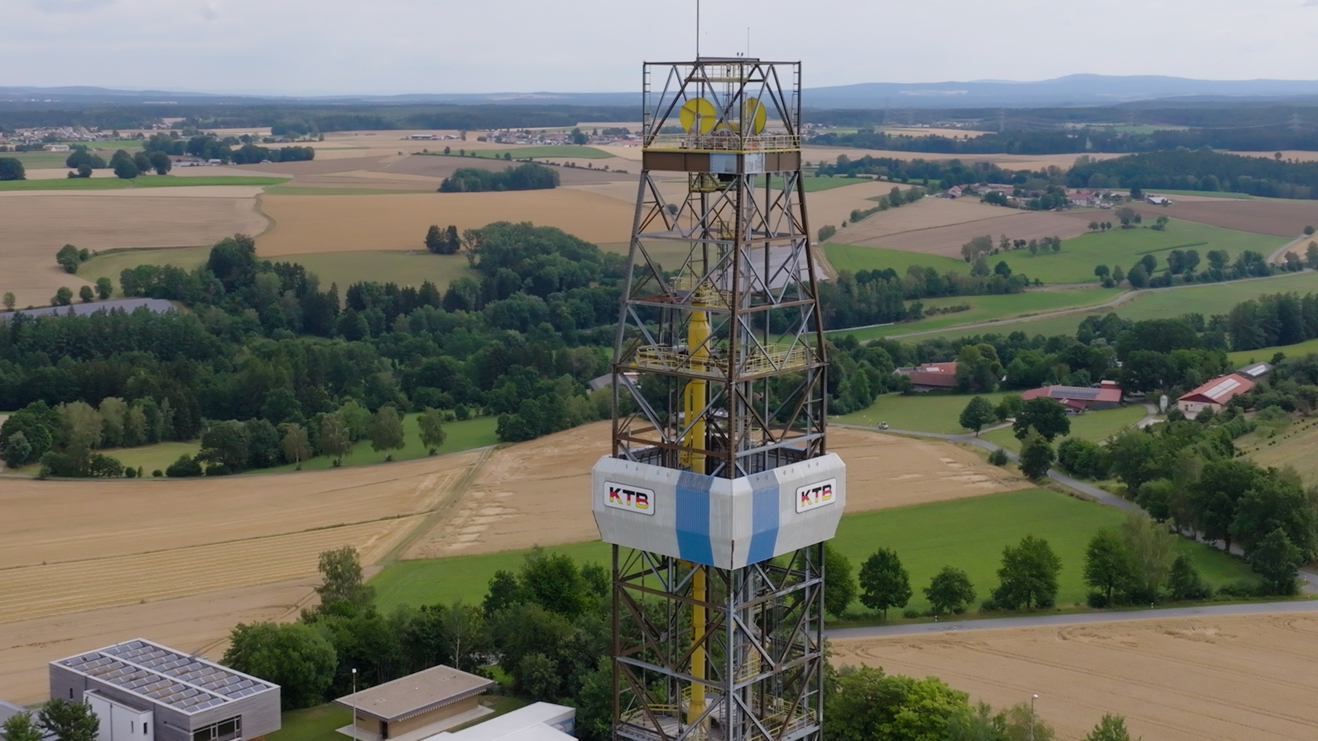 Die Kontinentale Tiefbohrung in Windischeschenbach – hier geht’s 9 Km in die Tiefe.
© ZDF und Sven Kiesche. Die Kontinentale Tiefbohrung in Windischeschenbach – hier geht’s 9 Km in die Tiefe.
© ZDF und Sven Kiesche.