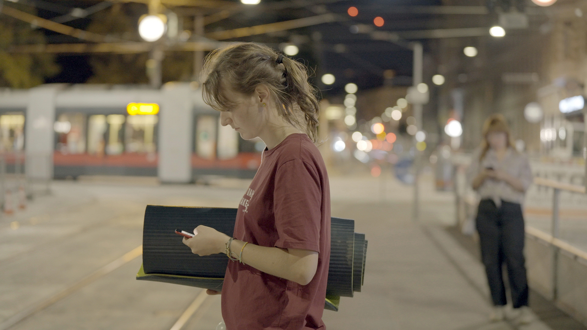 Studentin Veronika Müller sieht keinen Grund, sich etwas aufzubauen - die nächste Krise macht es ohnehin zunichte. Was hilft, ist Sport.
© ORF/Red Monster Film Studentin Veronika Müller sieht keinen Grund, sich etwas aufzubauen - die nächste Krise macht es ohnehin zunichte. Was hilft, ist Sport.
© ORF/Red Monster Film